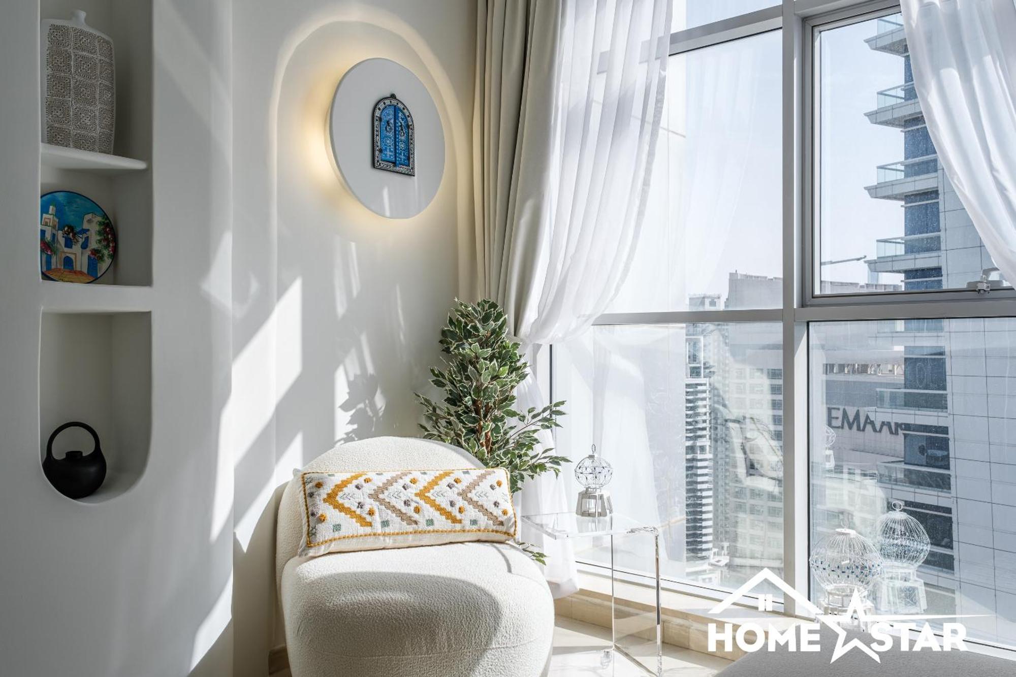 Marina & Views, Pool, Art Haven! Near Cafes Dubai