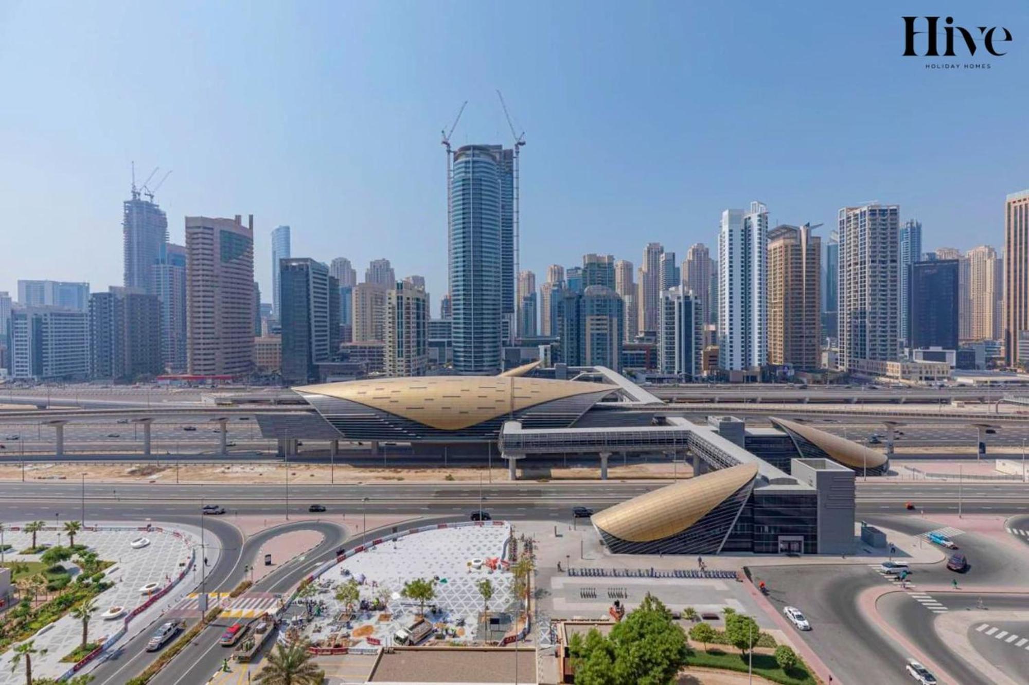 Stunning In Jlt Near Metro Apartment *