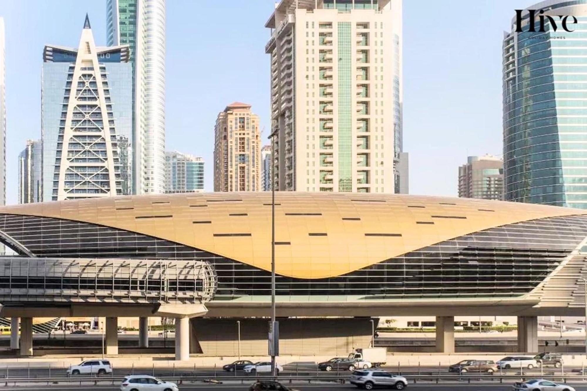 Stunning In Jlt Near Metro Apartment *
