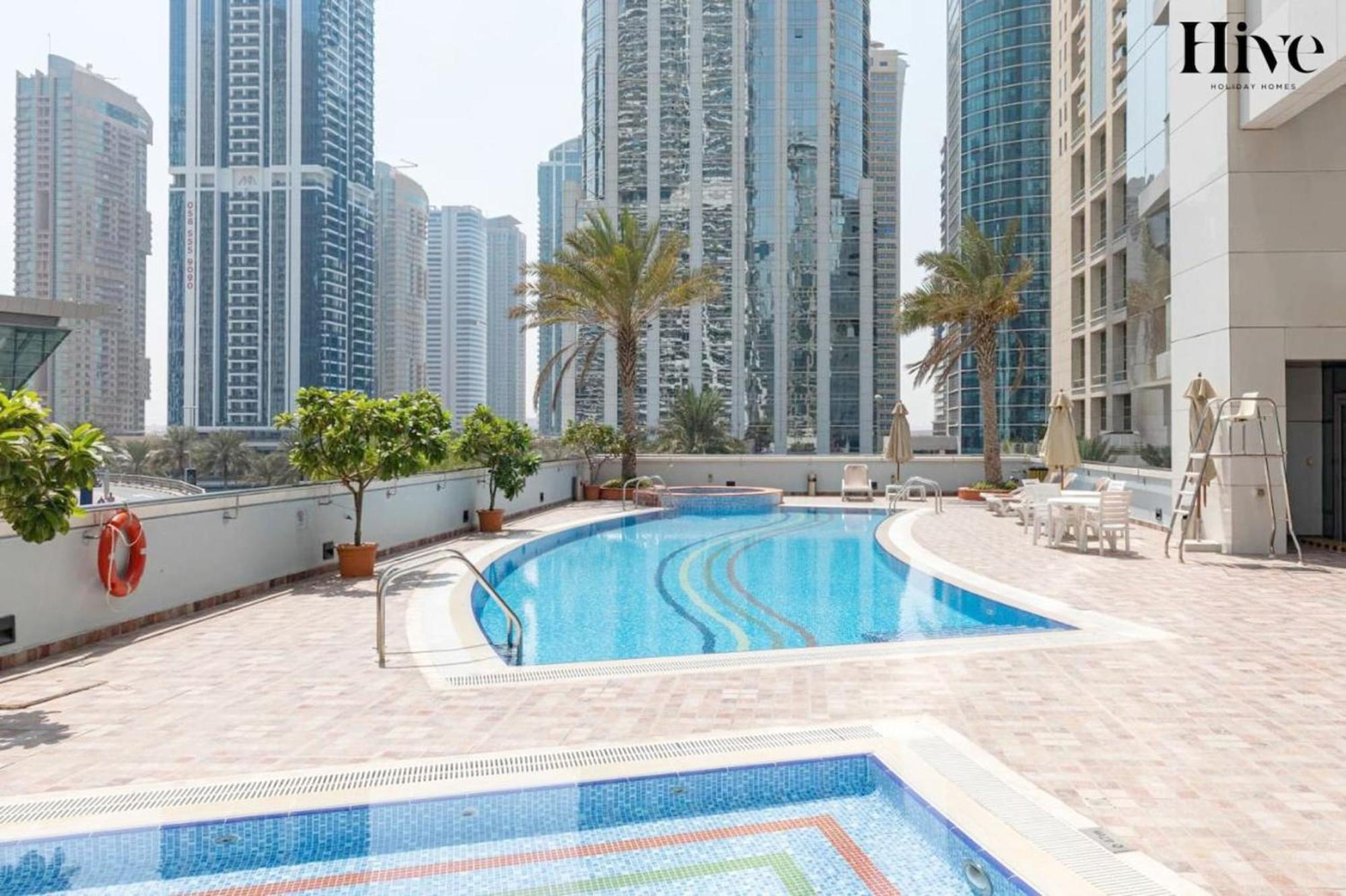 Stunning In Jlt Near Metro Apartment