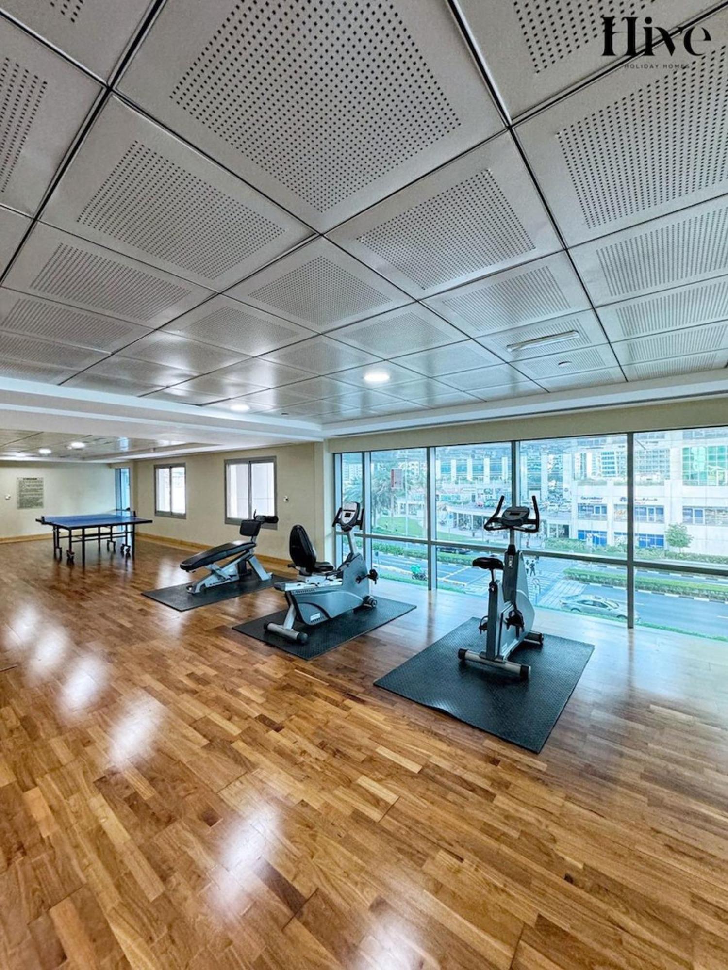 Stunning In Jlt Near Metro Apartment *