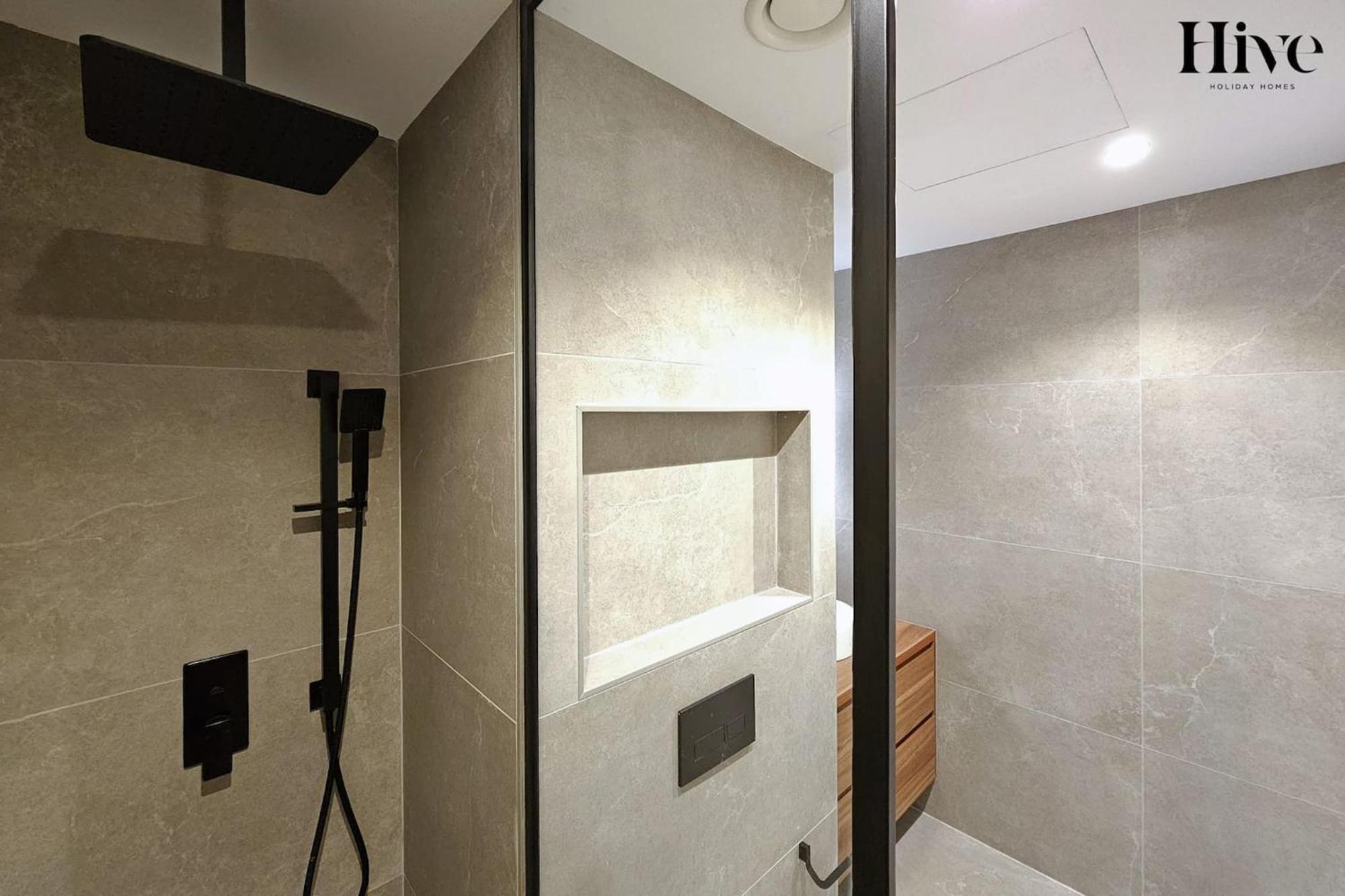 Stunning In Jlt Near Metro Apartment *