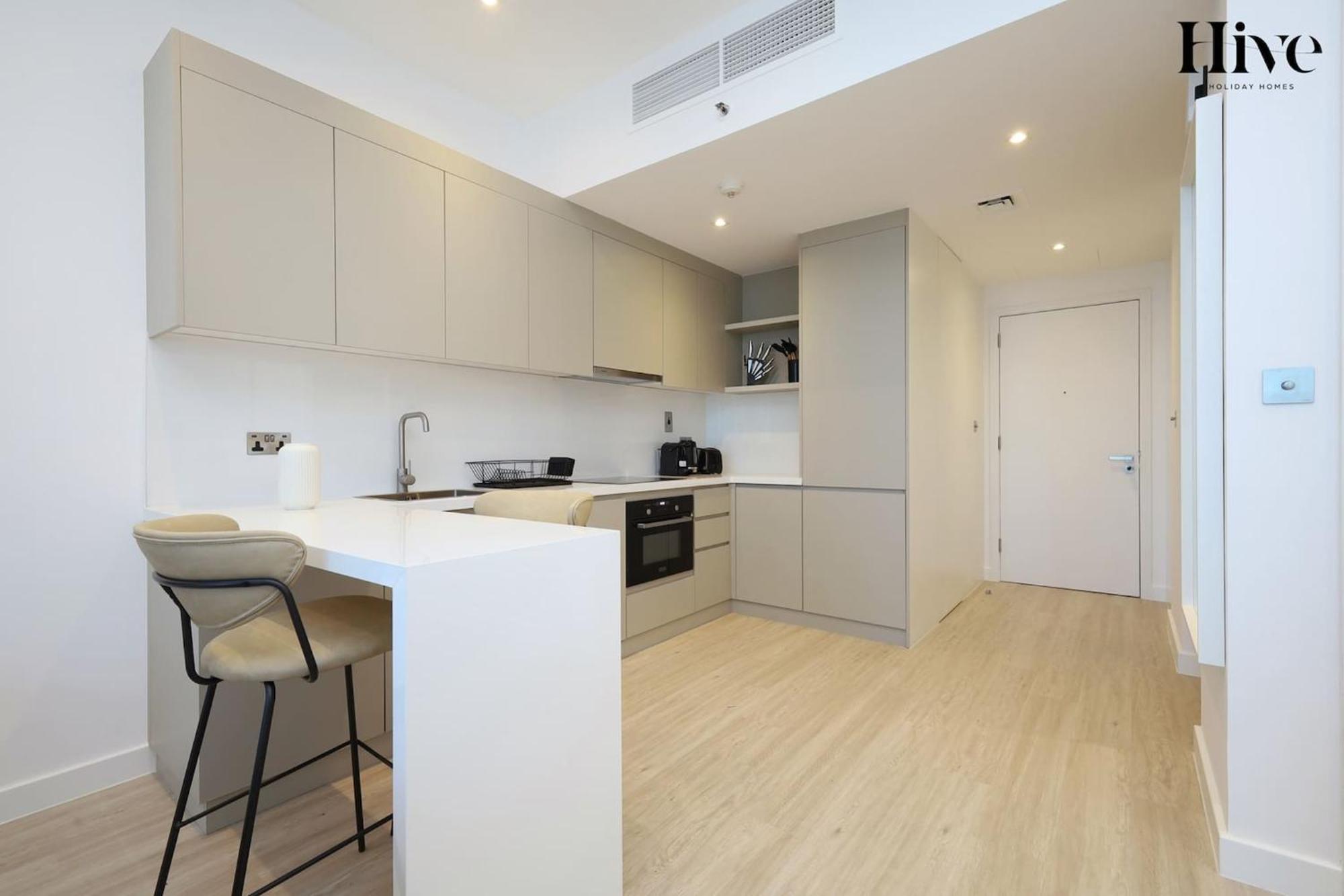 Stunning In Jlt Near Metro Apartment *
