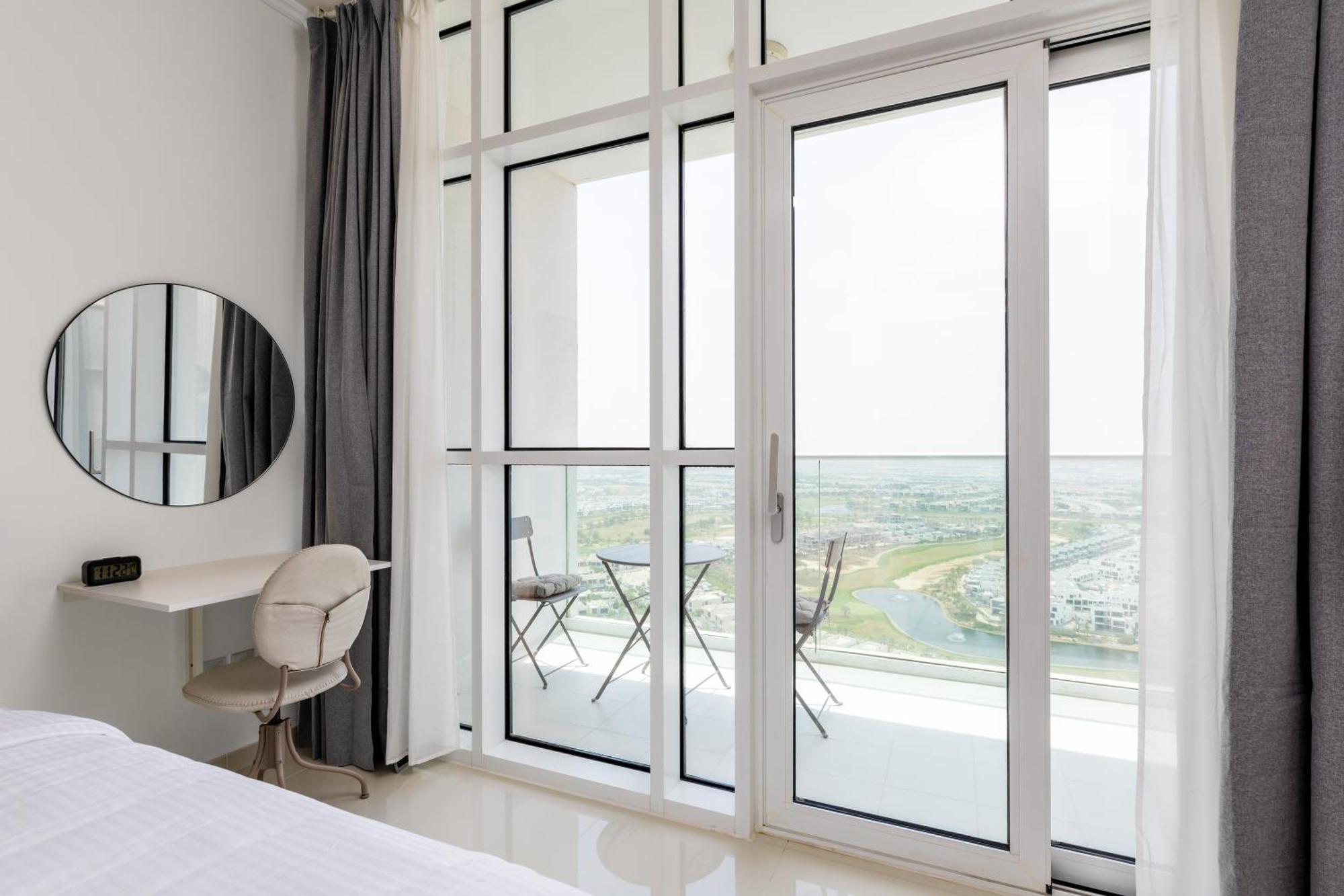 Waves - Elegant 28th Floor Studio In Carson A, Damac Hills * Dubai