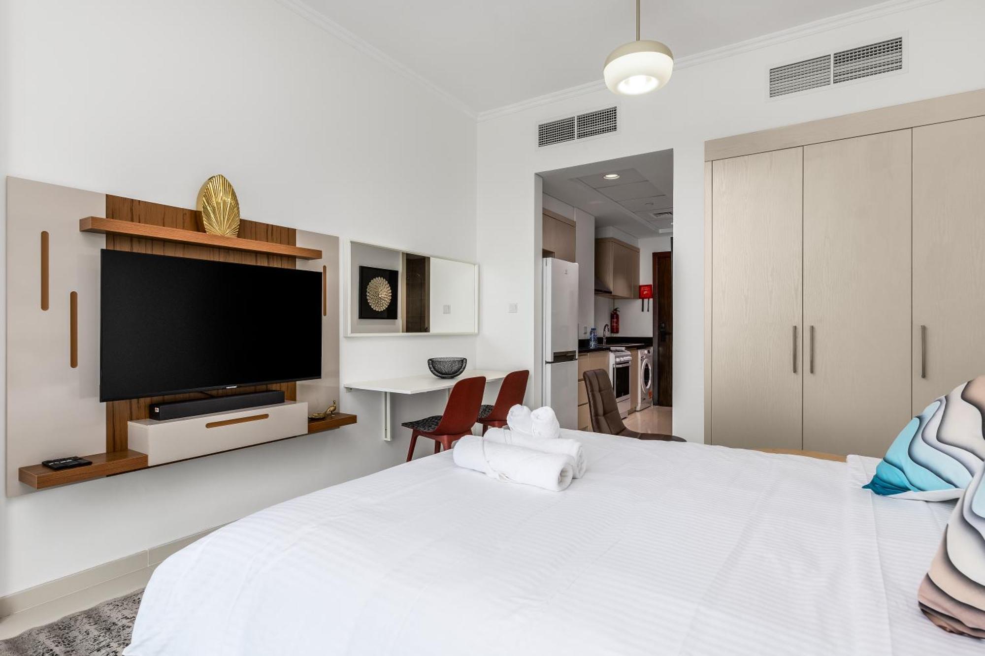 Waves - Elegant 28th Floor Studio In Carson A, Damac Hills * Dubai