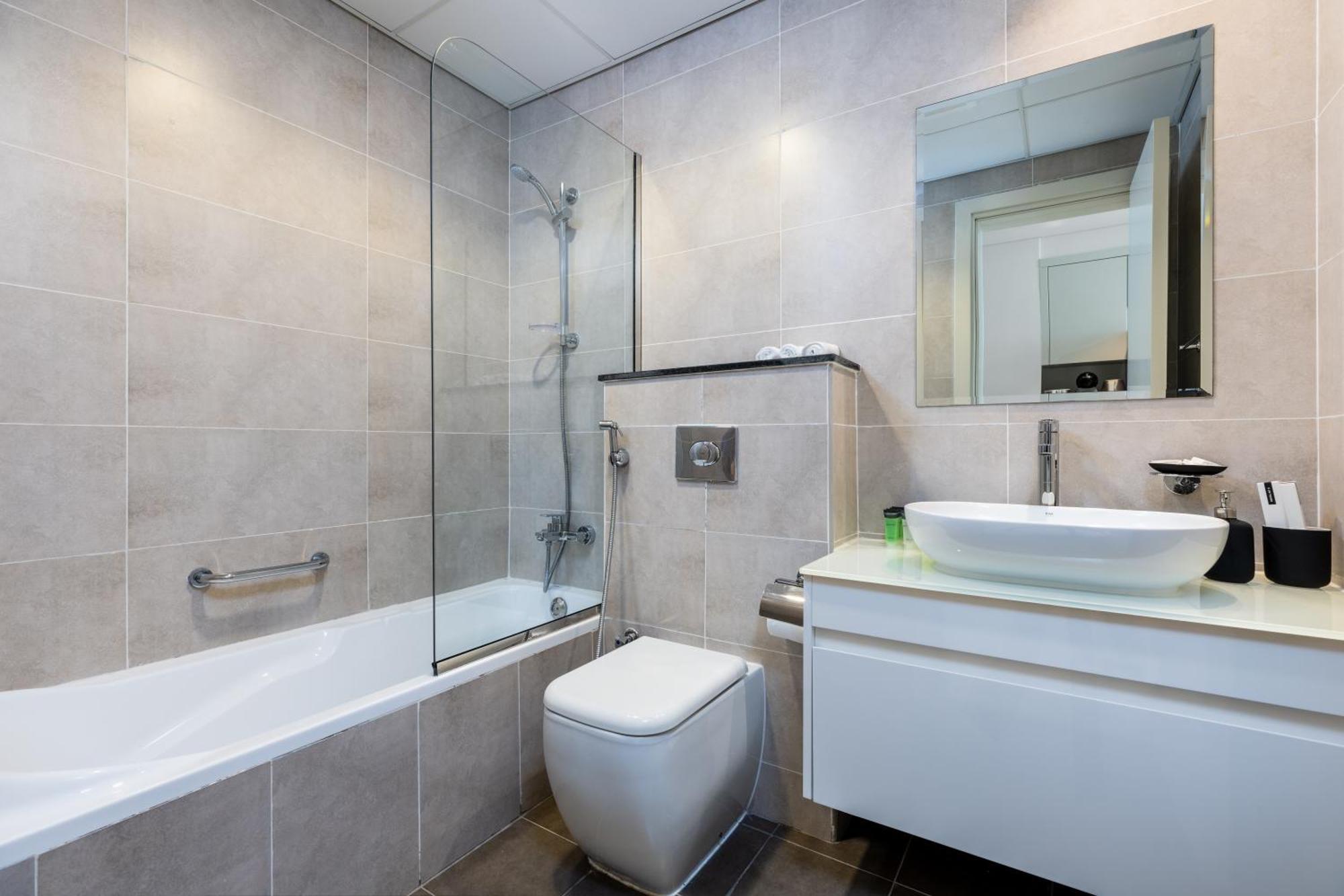 Waves - Elegant 28th Floor Studio In Carson A, Damac Hills Dubai