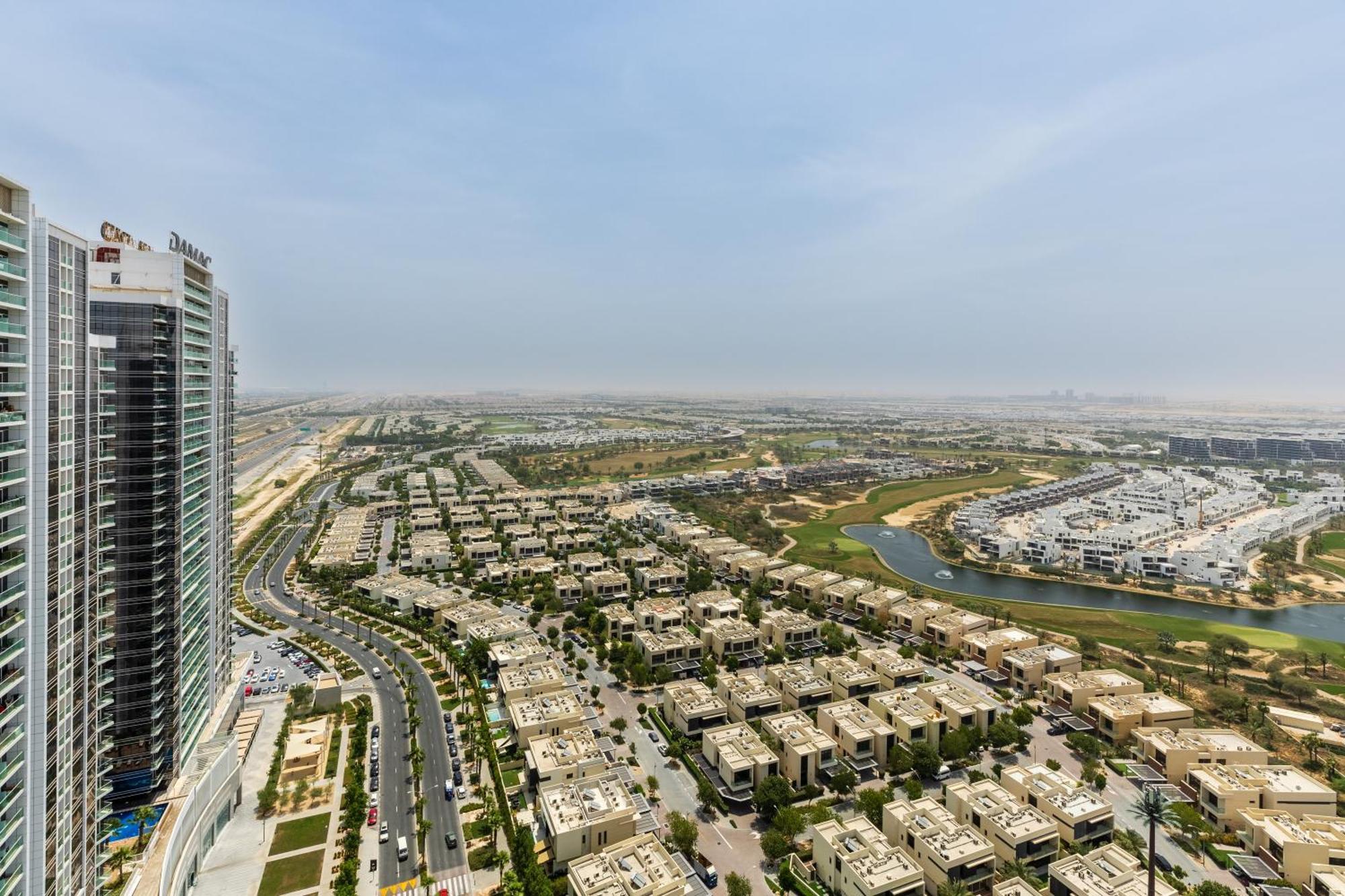 Waves - Elegant 28th Floor Studio In Carson A, Damac Hills * Dubai