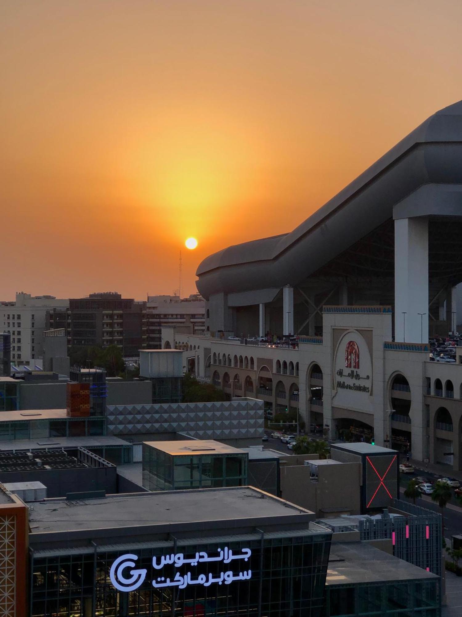 Luxury With Balcony - Mall Of Emirates Apartment