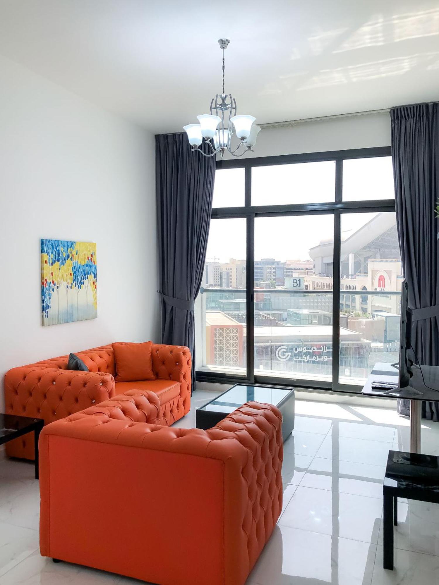 Luxury With Balcony - Mall Of Emirates Apartment *