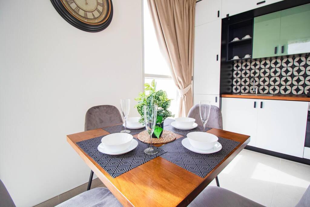 Apartment Amazing Views With Beautiful 2-bhk At Collective *