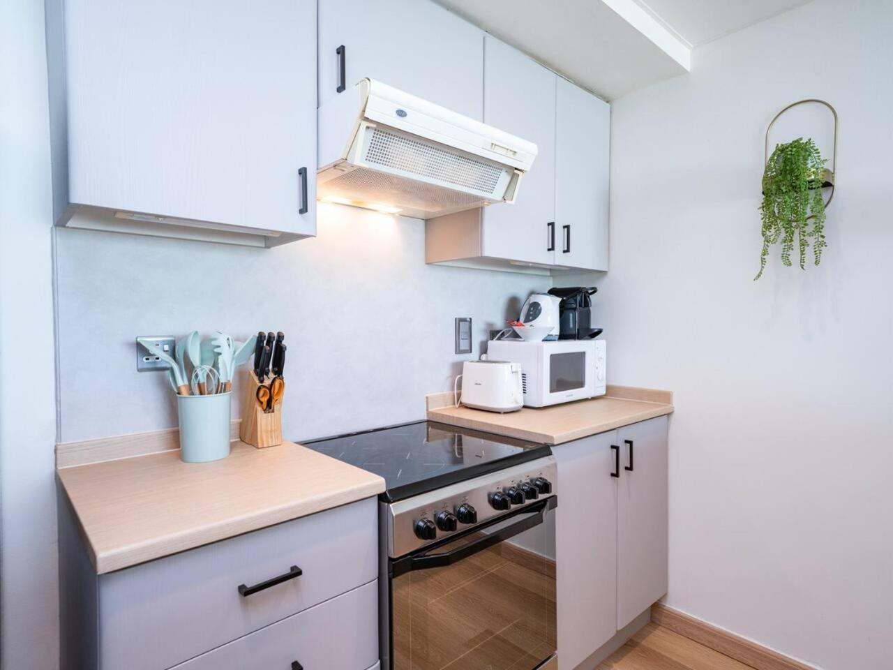 Stylish One Bedroom Sanctuary In The Greens Apartment *