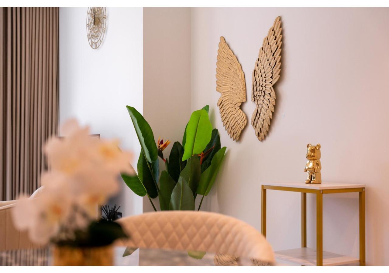 Fam Living - Act One Downtown Apartment