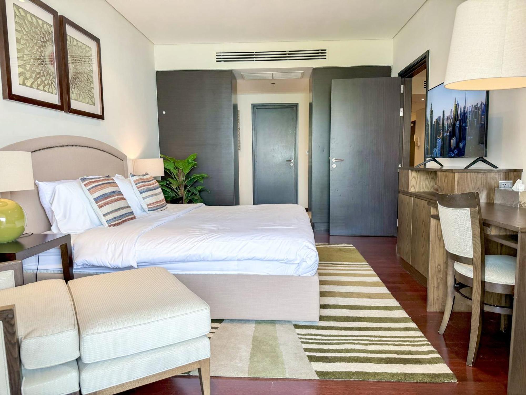 Sea View 1br In 5 Star - Palm Jumeirah Apartment *