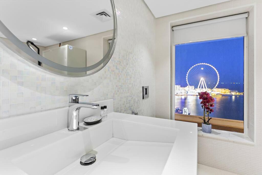 Sea View 3br With Access, Dining & Concierge Apartment *