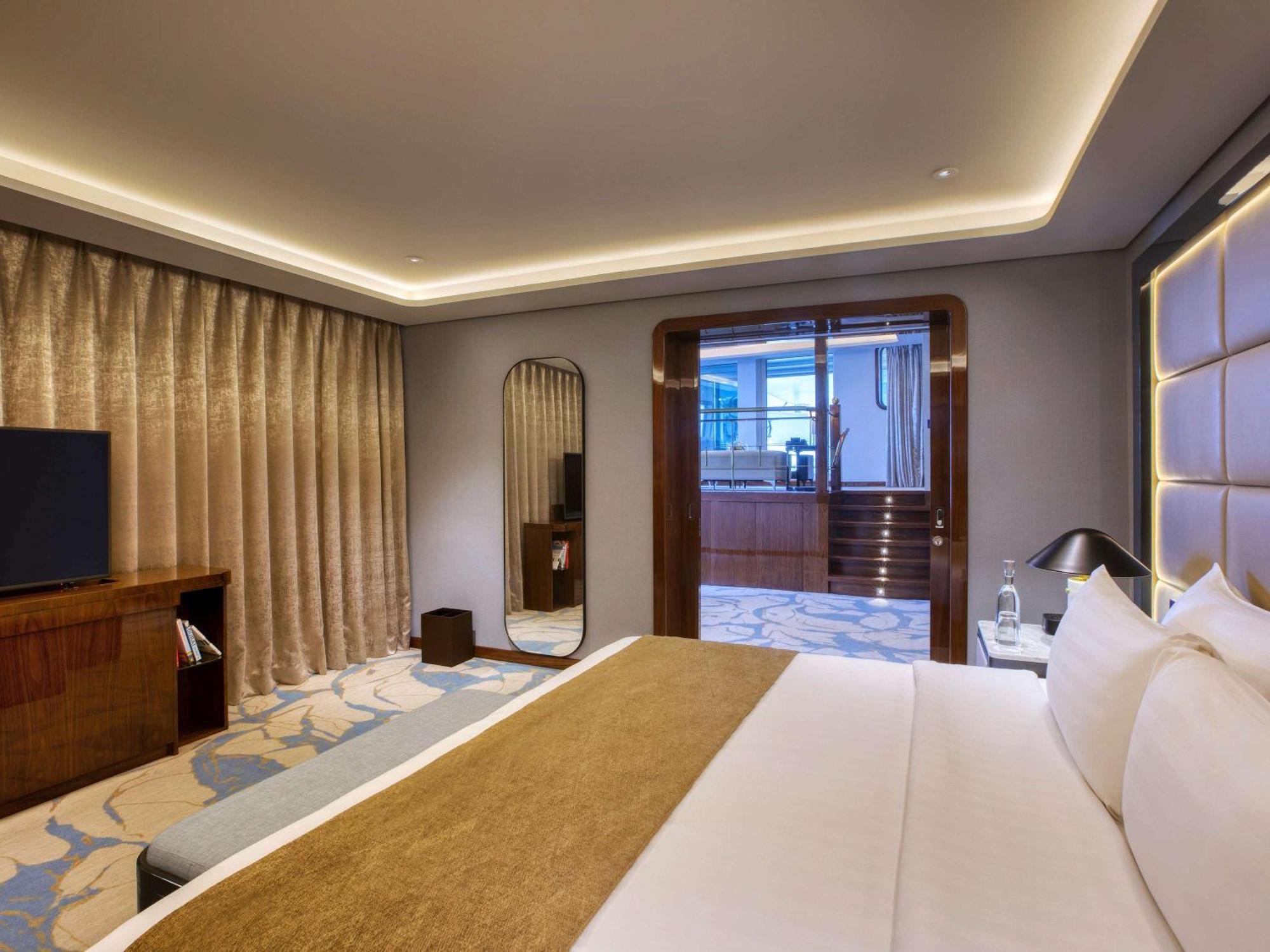 Hotel Queen Elizabeth 2