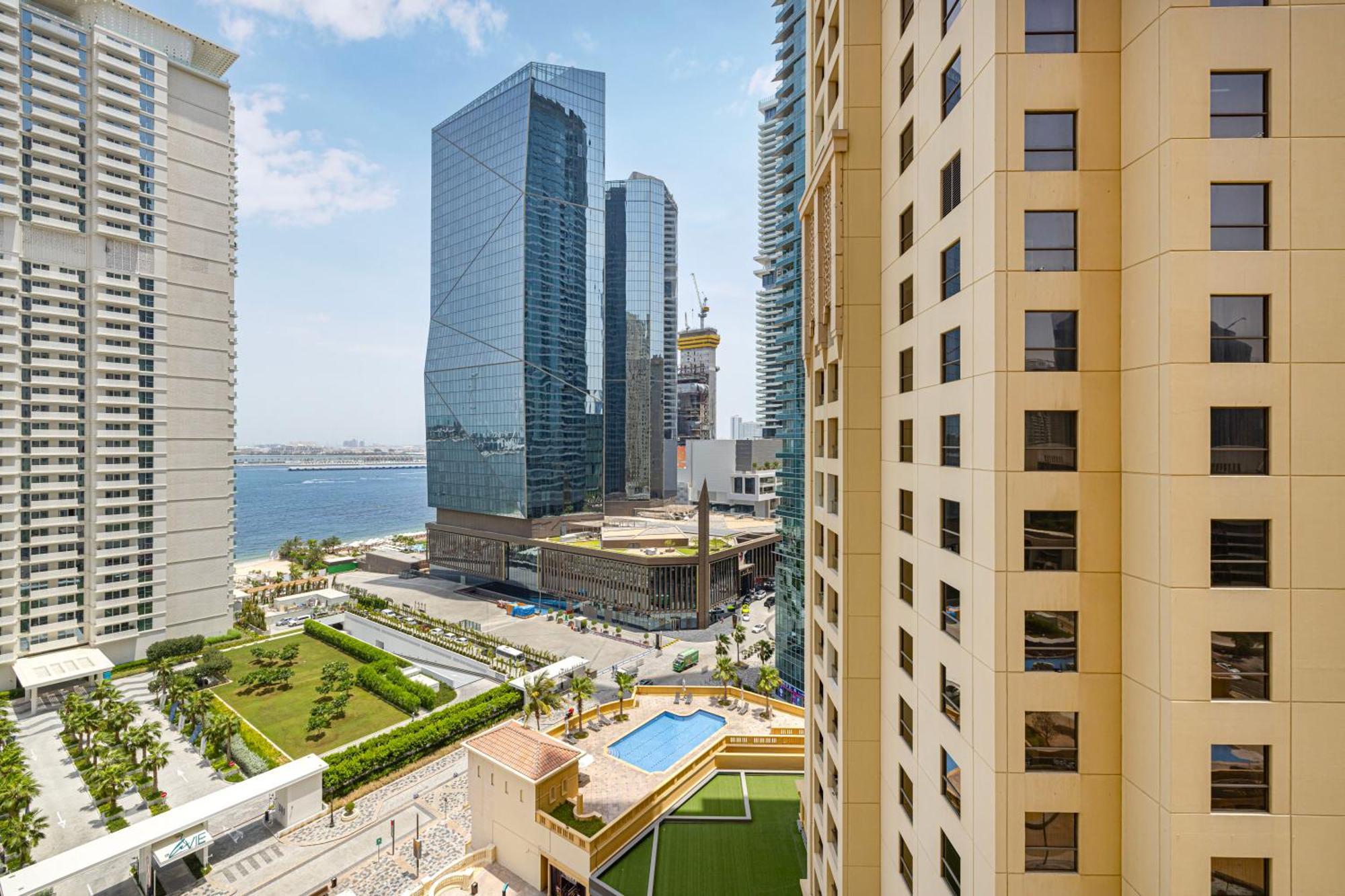 Seafront Newly Renovated 2br In Jbr *