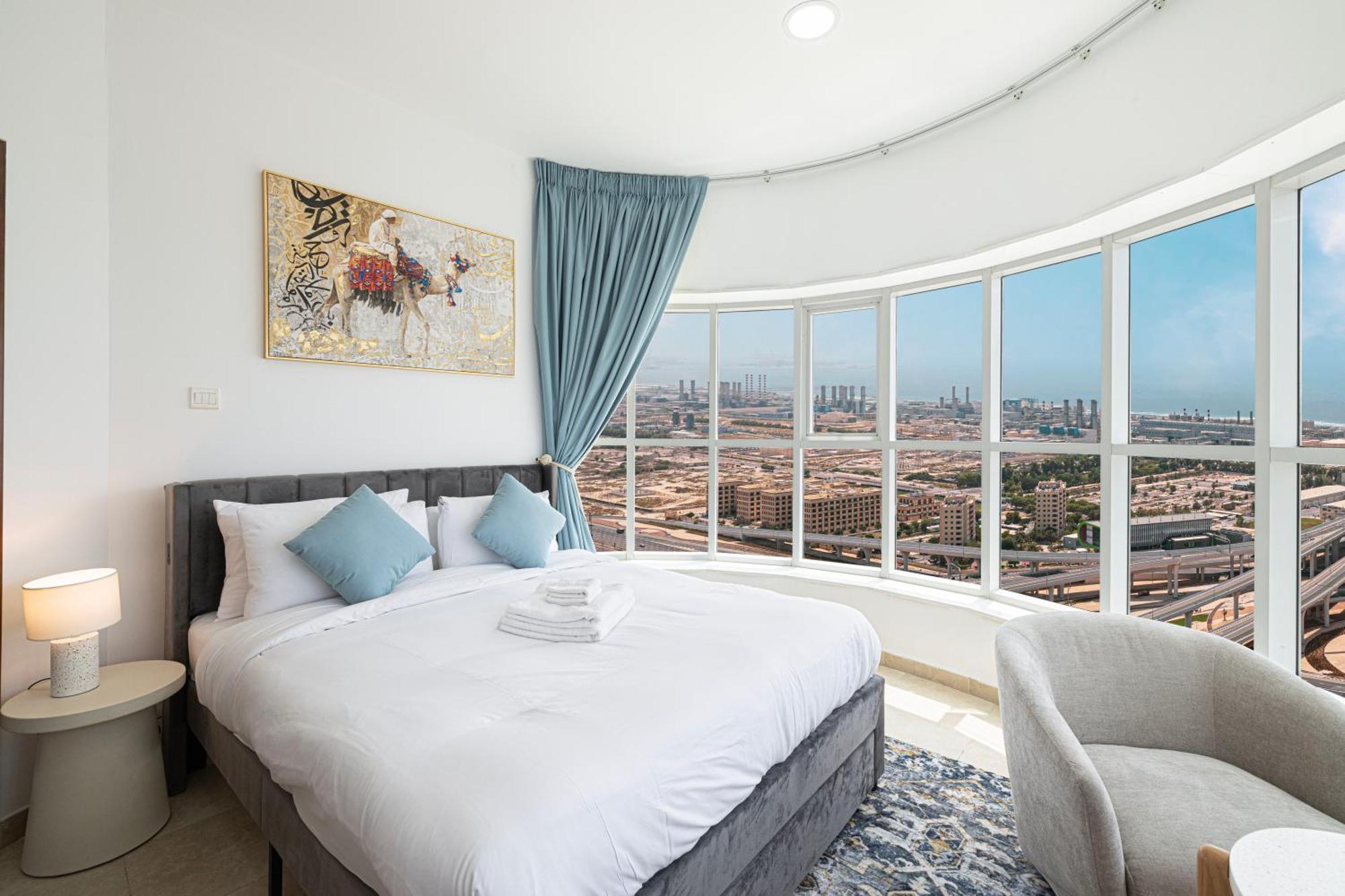 Stunning Panoramic Sea & Marina Skyline View Apartment