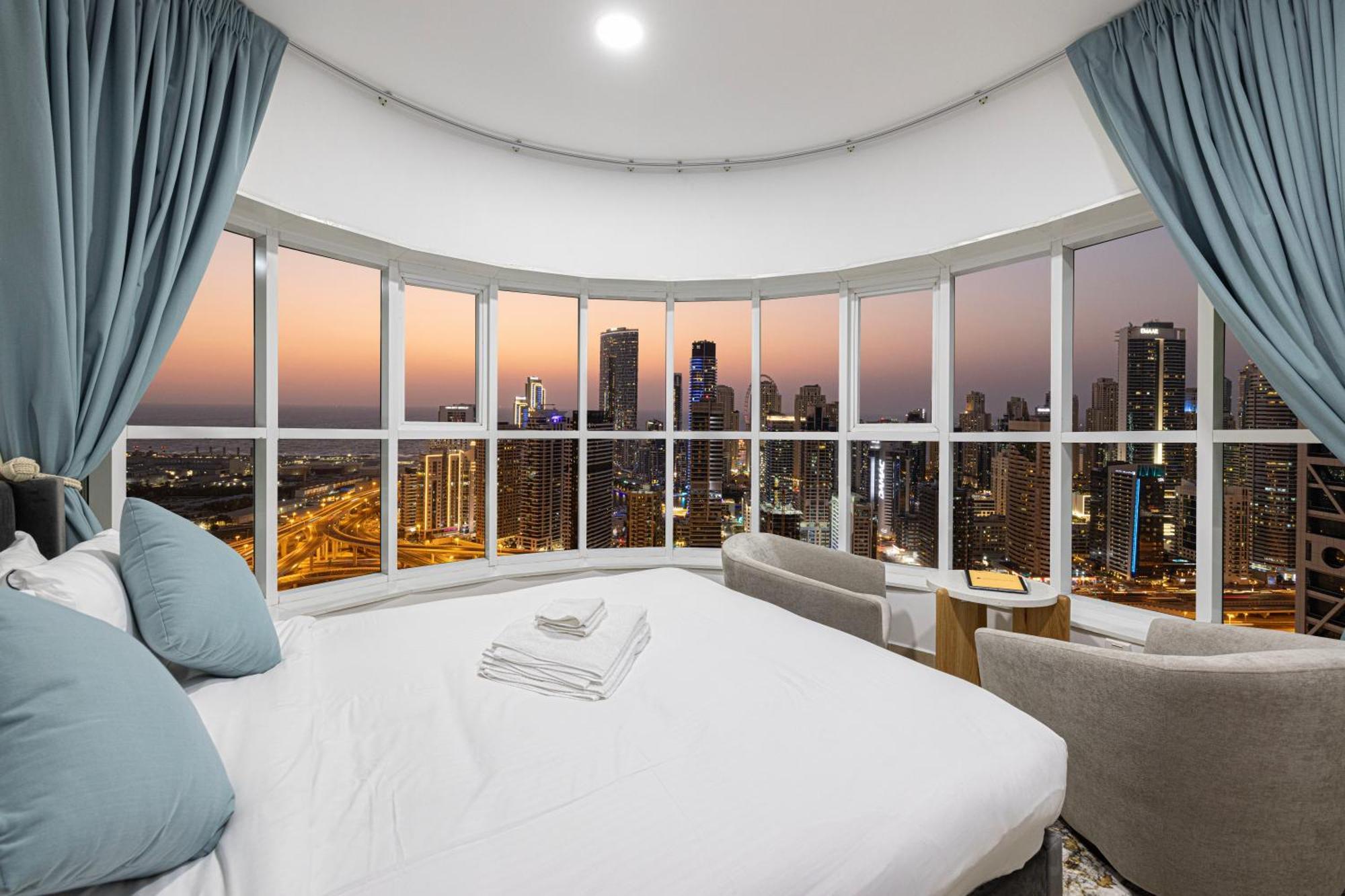 Stunning Panoramic Sea & Marina Skyline View Apartment
