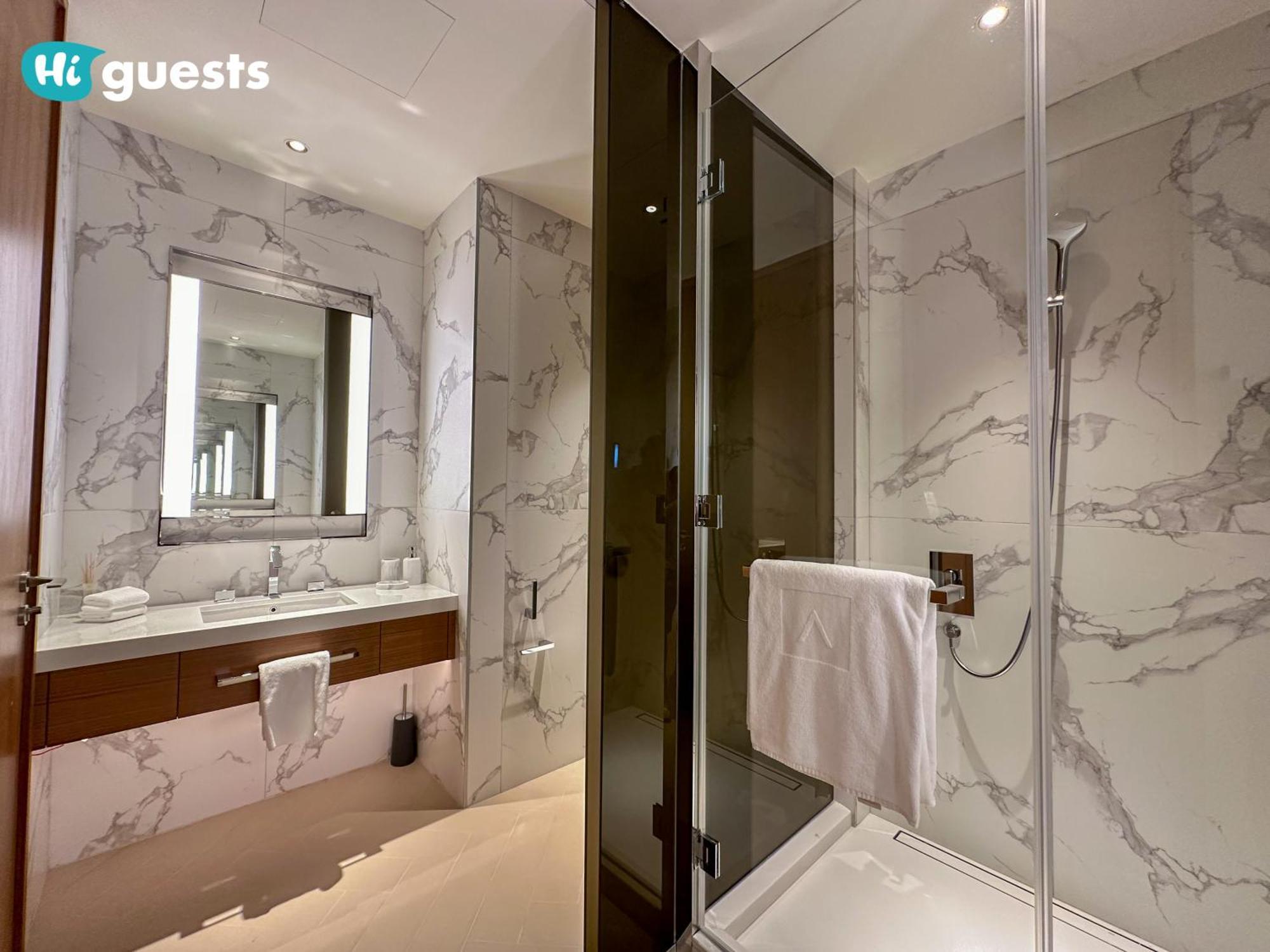 Higuests - Sky-high Experience Luxe Living On The 24th Floor Apartment