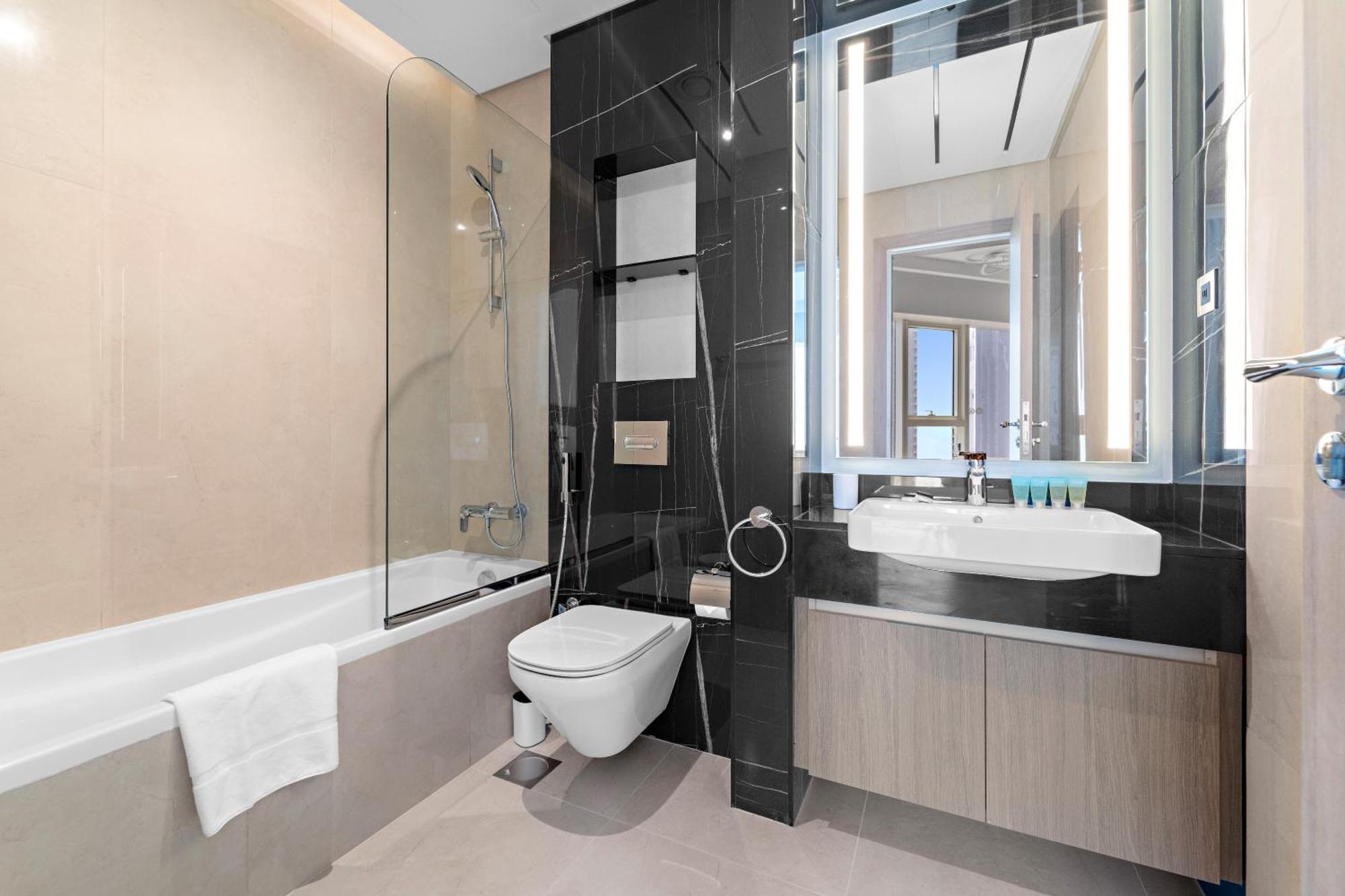 Brand New Luxurious 3br - Pool, Gym & Uptown Views *