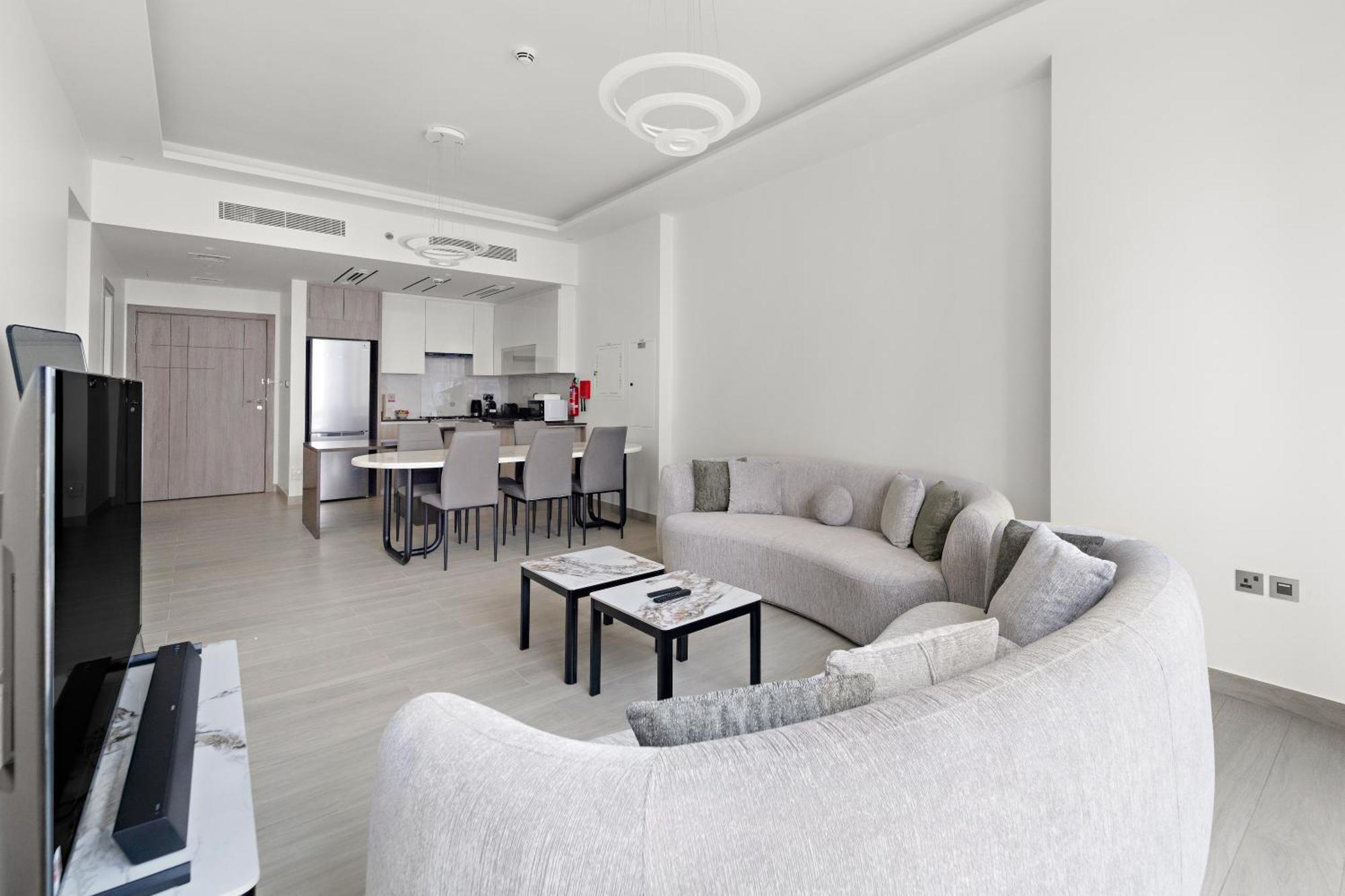Brand New Luxurious 3br - Pool, Gym & Uptown Views Apartment *