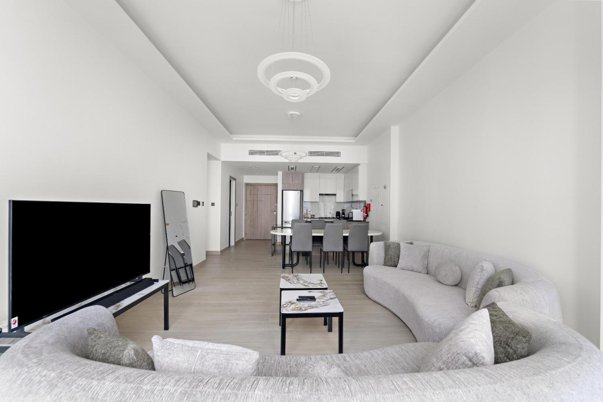 Brand New Luxurious 3br - Pool, Gym & Uptown Views Apartment *