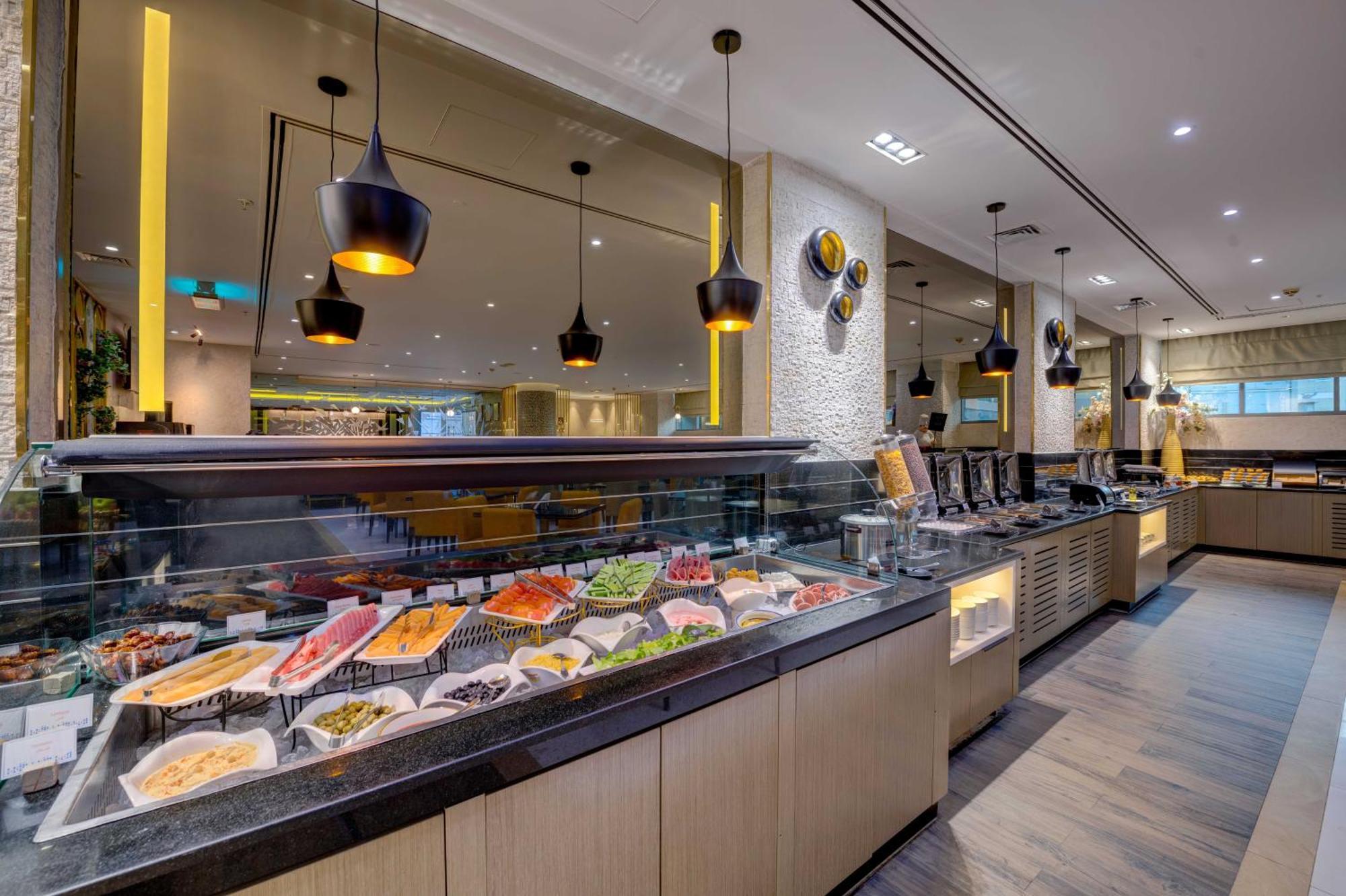 Hotel Howard Johnson Plaza By Wyndham Deira 4*