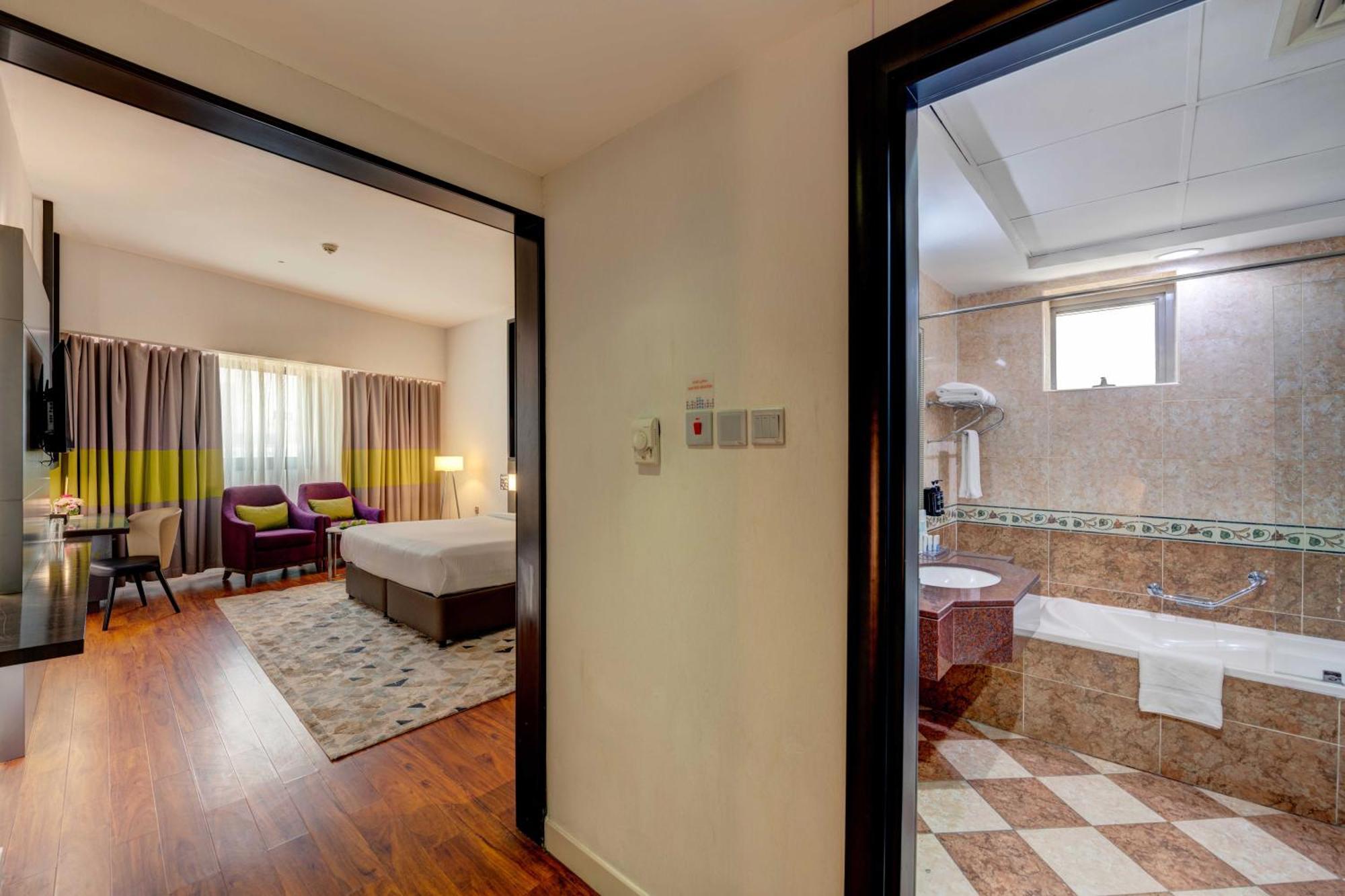 Hotel Howard Johnson Plaza By Wyndham Deira 4*