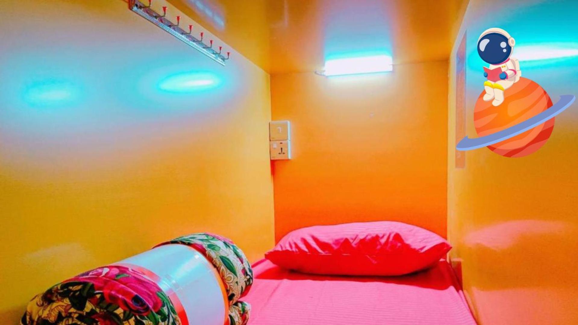 Universe Premium Capsule 5 Min Walking From Sharaf Dg Metro Station Al Makhool Hostel