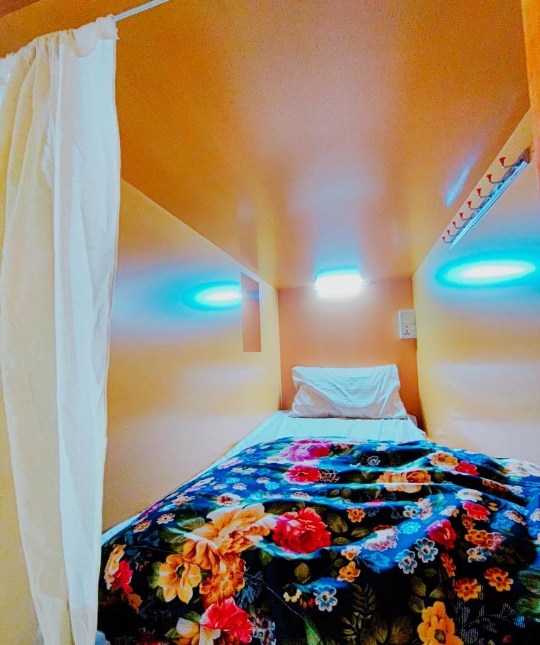 Universe Premium Capsule 5 Min Walking From Sharaf Dg Metro Station Al Makhool Hostel