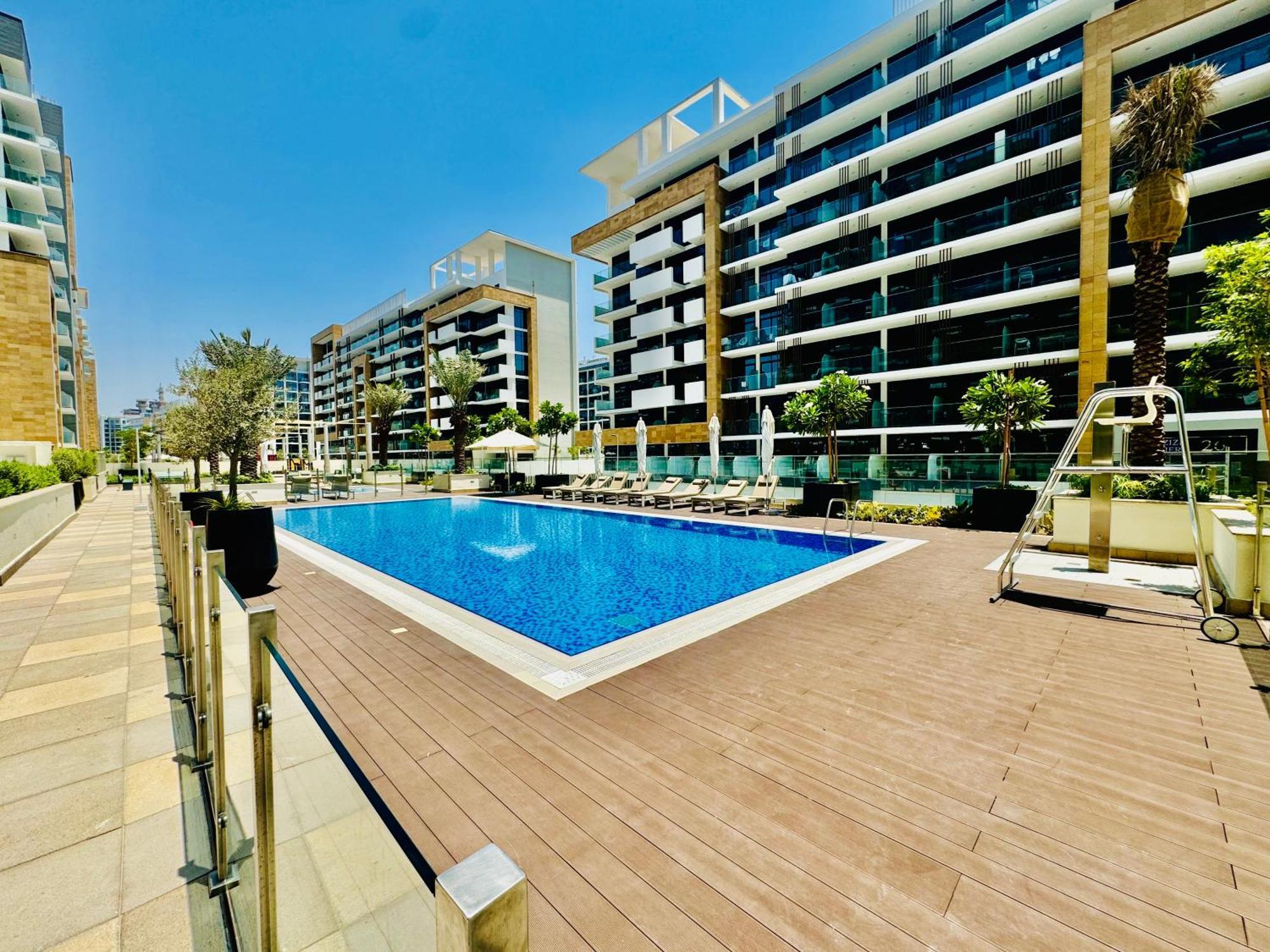 Venduras - Modern Chic In Azizi Riviera Apartment *