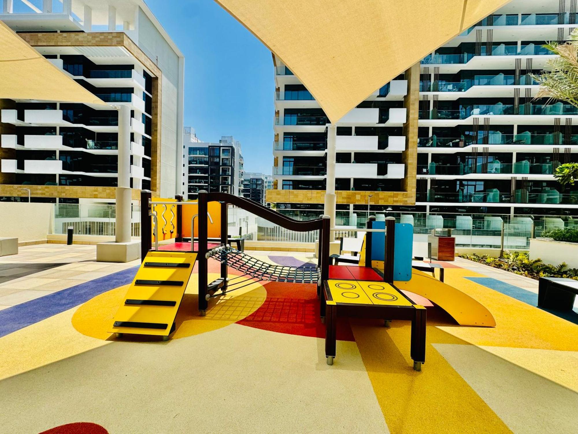 Venduras - Modern Chic In Azizi Riviera Apartment *