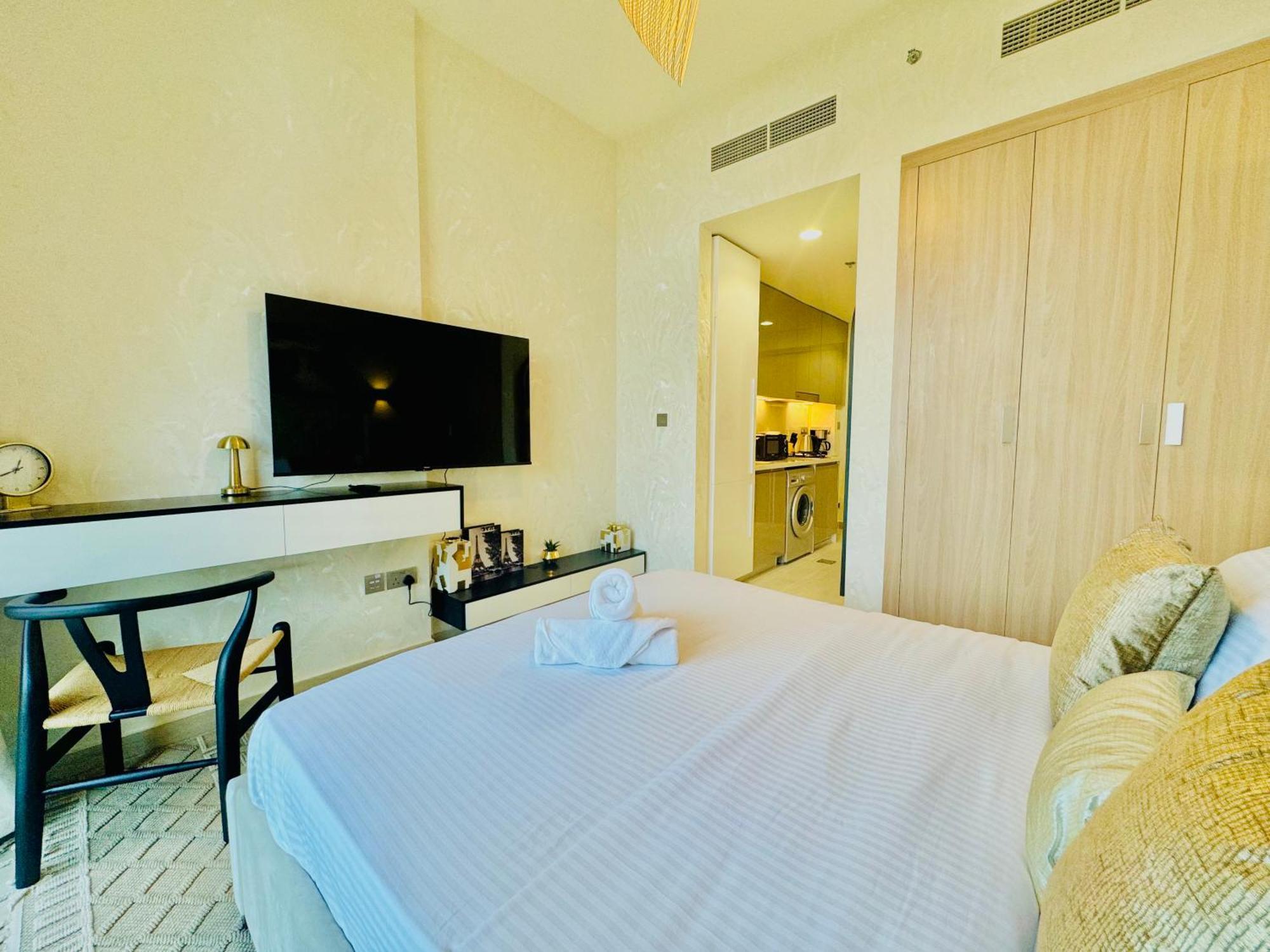 Venduras - Modern Chic In Azizi Riviera