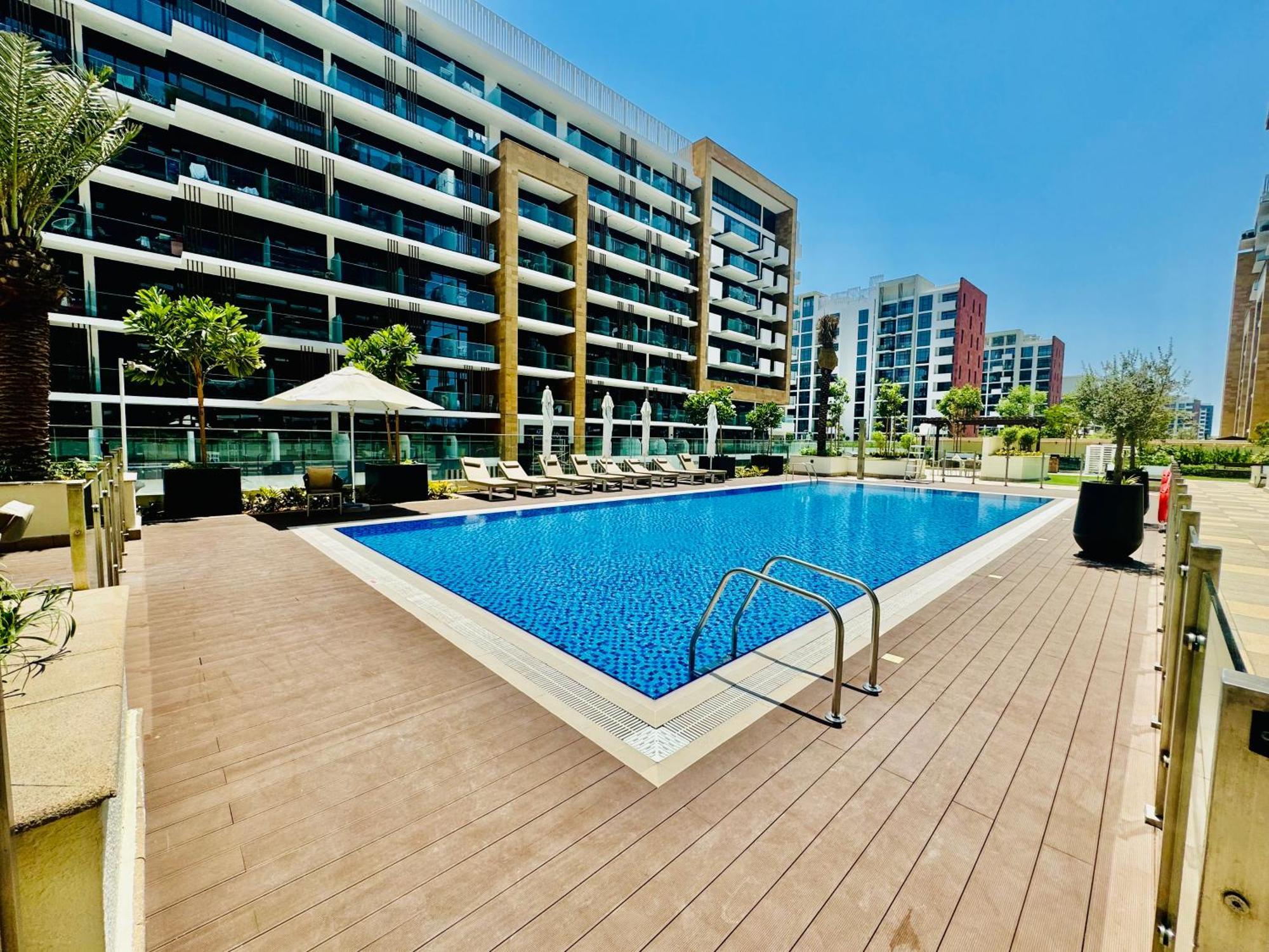 Venduras - Modern Chic In Azizi Riviera Apartment *
