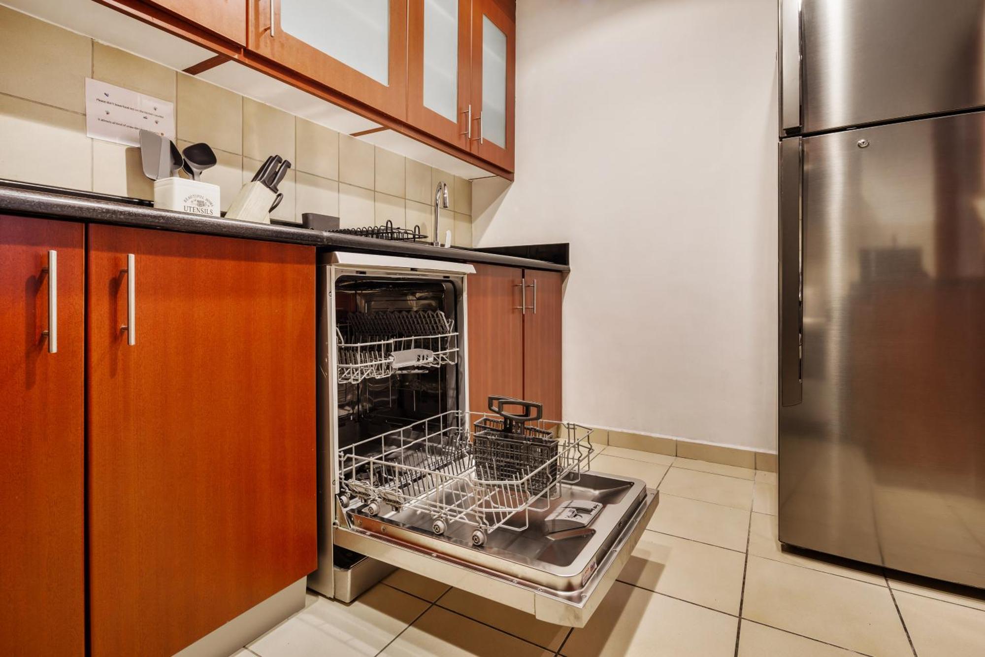 Apartment Spacious 5br With Maid's On Jbr - Prime Location, Steps From Shops, Dining & Entertainment - By Sunkissed Homes *