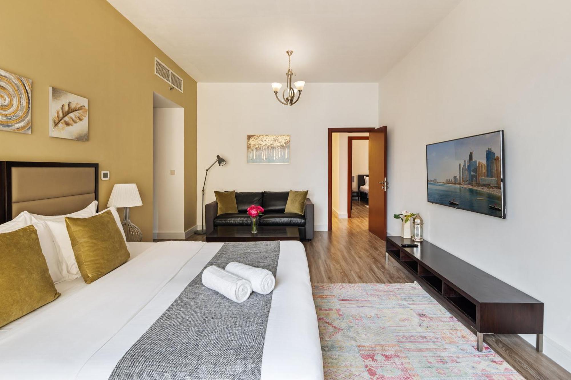 La Buena Vida Homes - Modern, Luxe & Spacious 4-bed, Full Kitchen, Near To Beach, Tram & Marina *