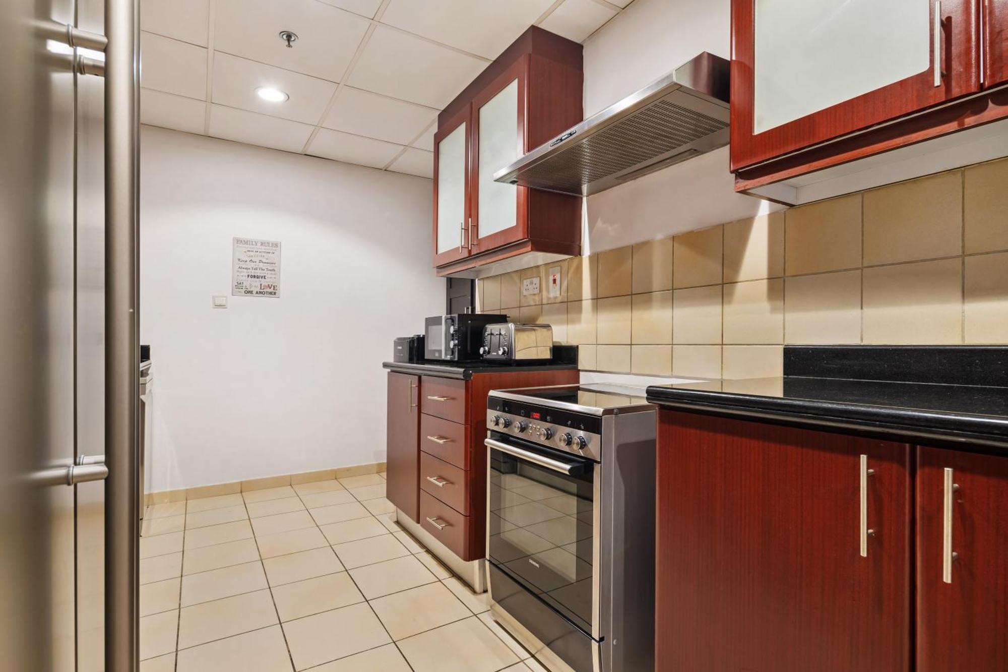 Apartment La Buena Vida Homes - Modern, Luxe & Spacious 4-bed, Full Kitchen, Near To Beach, Tram & Marina