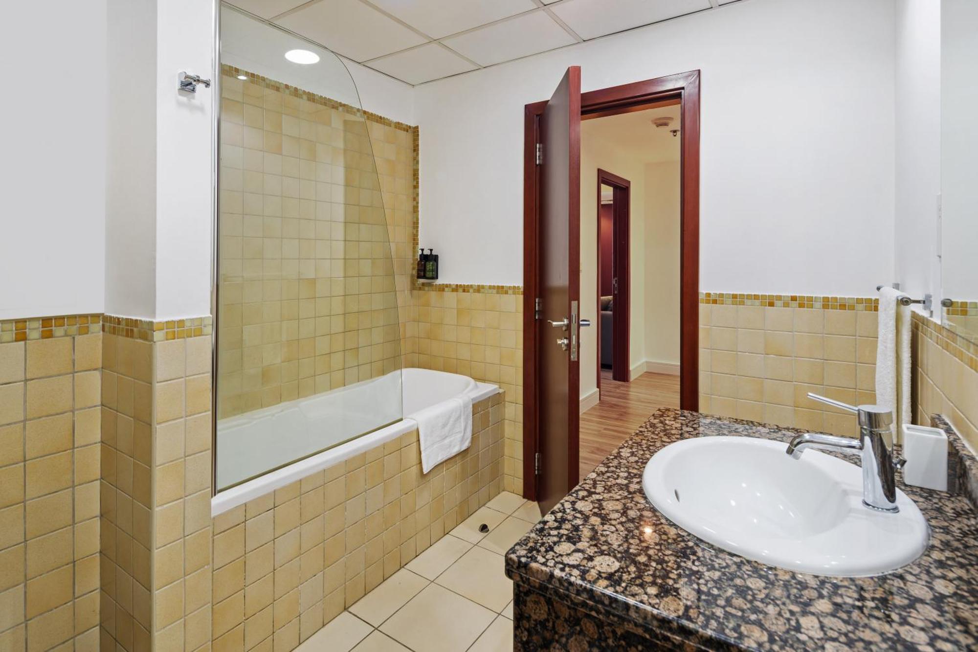 La Buena Vida Homes - Modern, Luxe & Spacious 4-bed, Full Kitchen, Near To Beach, Tram & Marina Apartment *