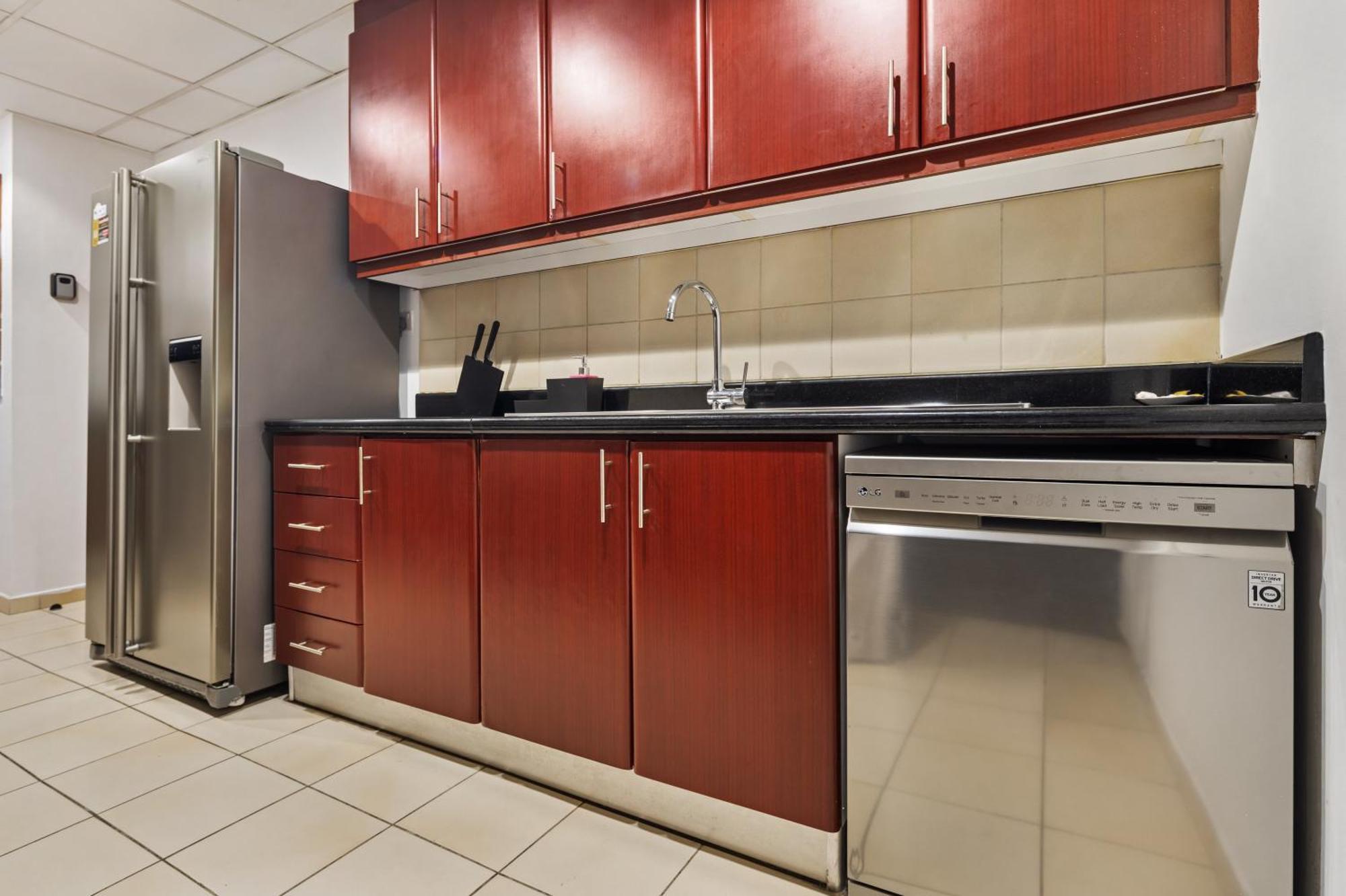 Apartment La Buena Vida Homes - Modern, Luxe & Spacious 4-bed, Full Kitchen, Near To Beach, Tram & Marina *
