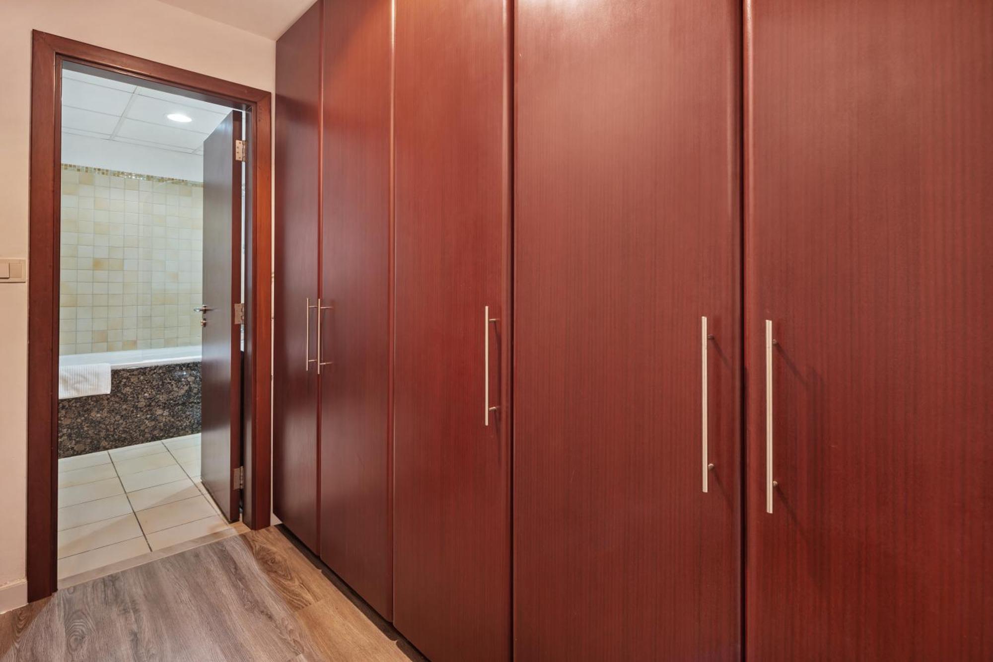 Apartment La Buena Vida Homes - Modern, Luxe & Spacious 4-bed, Full Kitchen, Near To Beach, Tram & Marina
