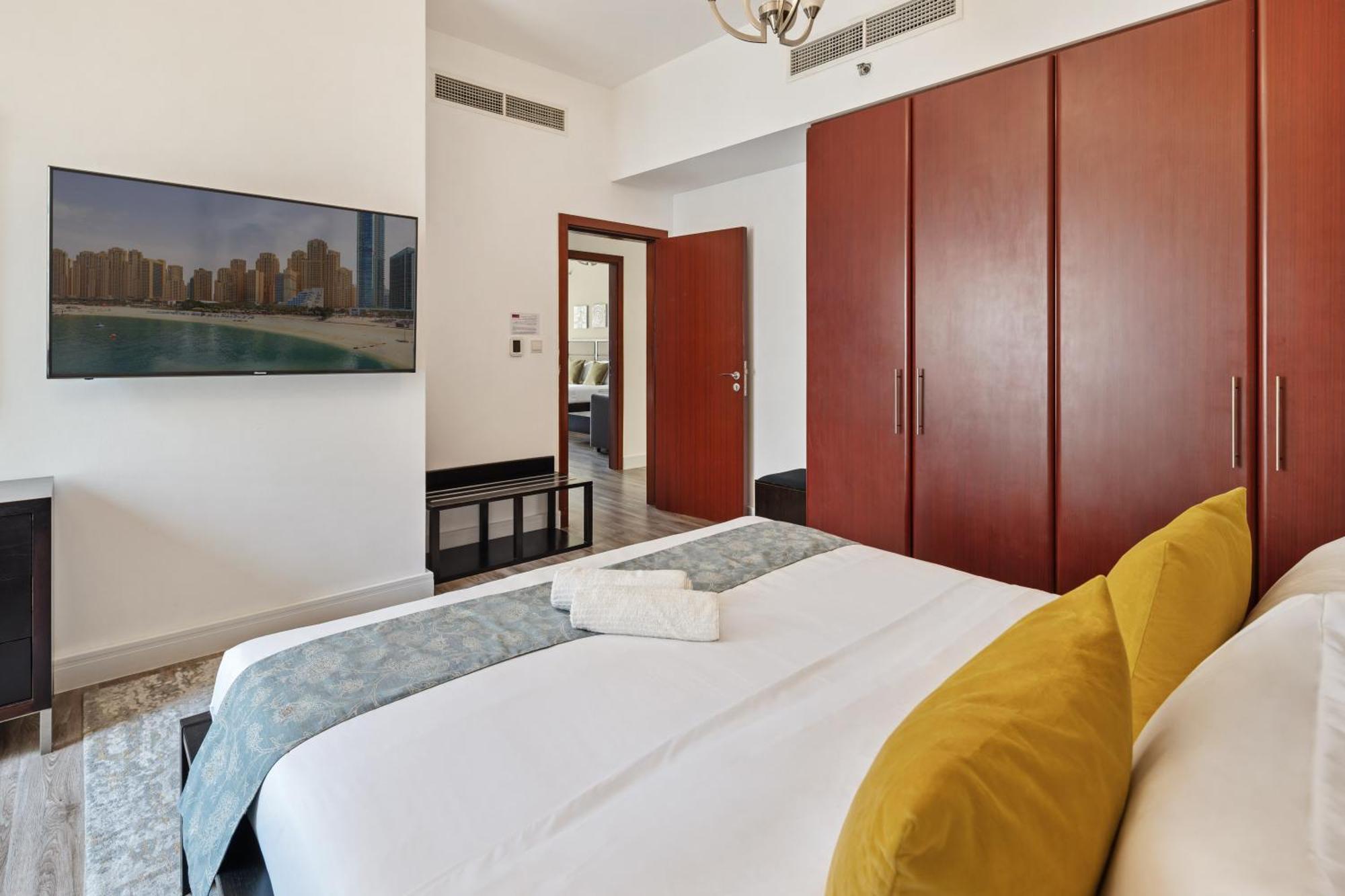 Apartment La Buena Vida Homes - Modern, Luxe & Spacious 4-bed, Full Kitchen, Near To Beach, Tram & Marina *