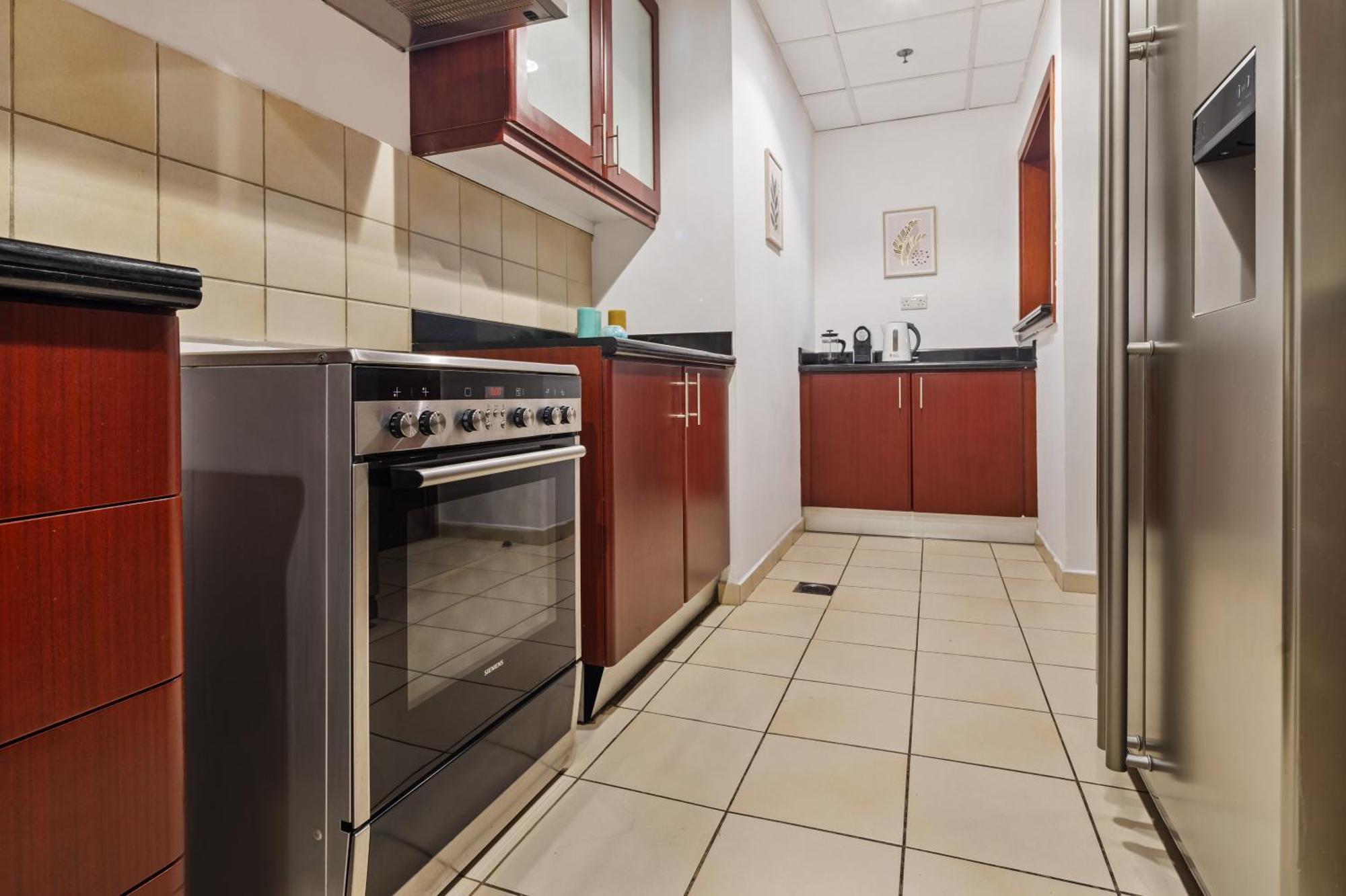 La Buena Vida Homes - Modern, Luxe & Spacious 4-bed, Full Kitchen, Near To Beach, Tram & Marina Apartment