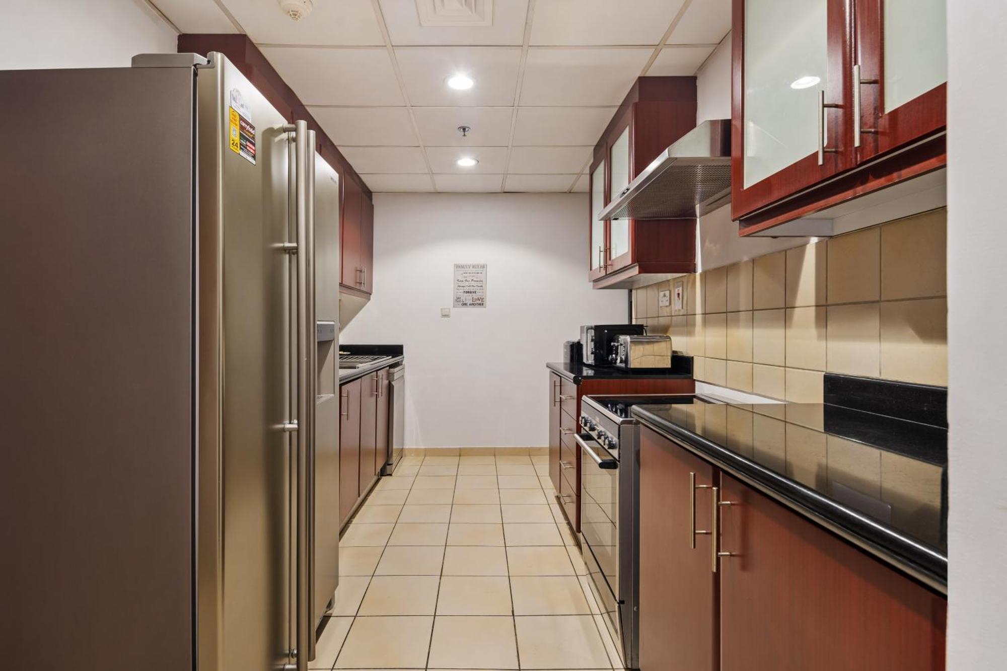 Apartment La Buena Vida Homes - Modern, Luxe & Spacious 4-bed, Full Kitchen, Near To Beach, Tram & Marina *