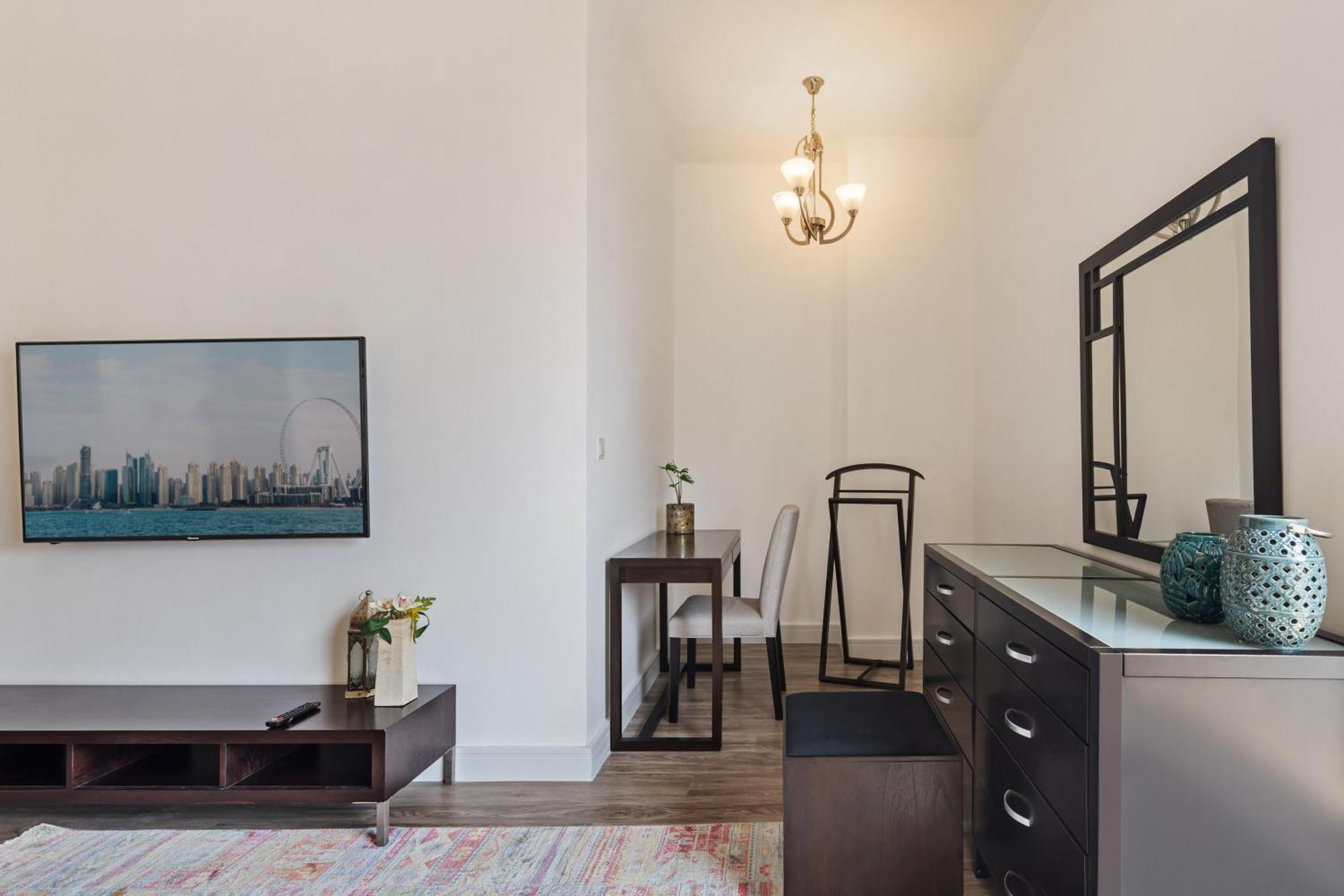 Apartment La Buena Vida Homes - Modern, Luxe & Spacious 4-bed, Full Kitchen, Near To Beach, Tram & Marina