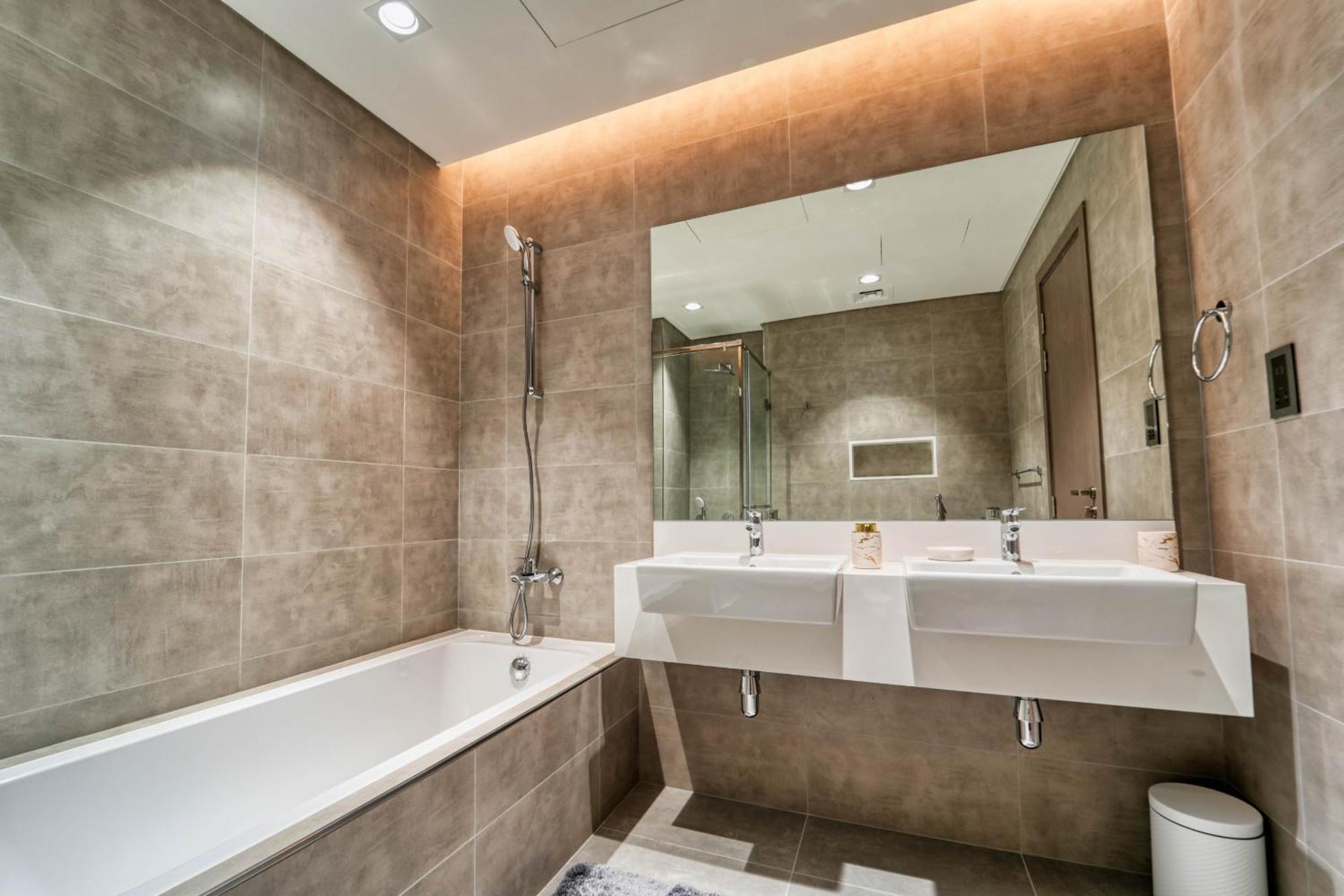 Royal Maison's Premium 2br Lagoon Views In District One Apartment *