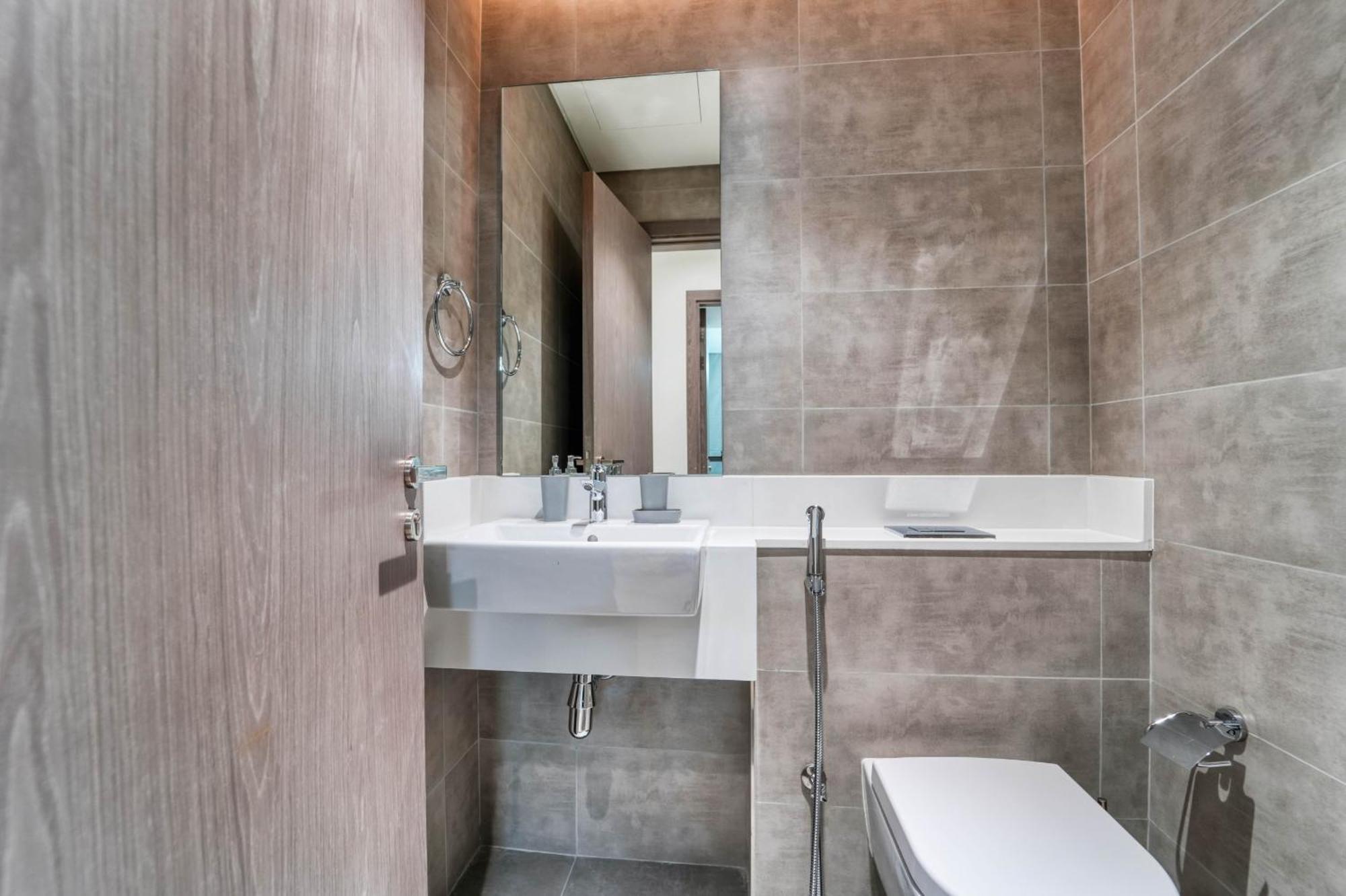 Royal Maison's Premium 2br Lagoon Views In District One Apartment *