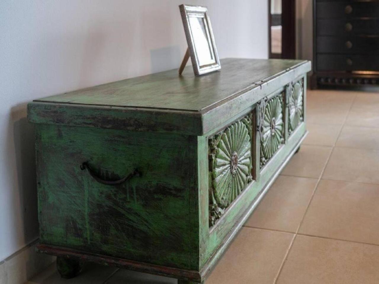 Elegant Overlooking Mall Fountain. Daire