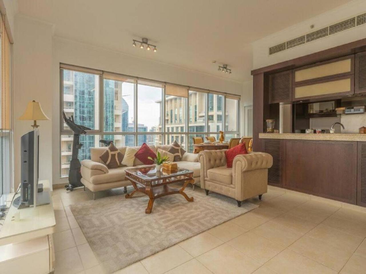 Elegant Overlooking Mall Fountain. Daire *