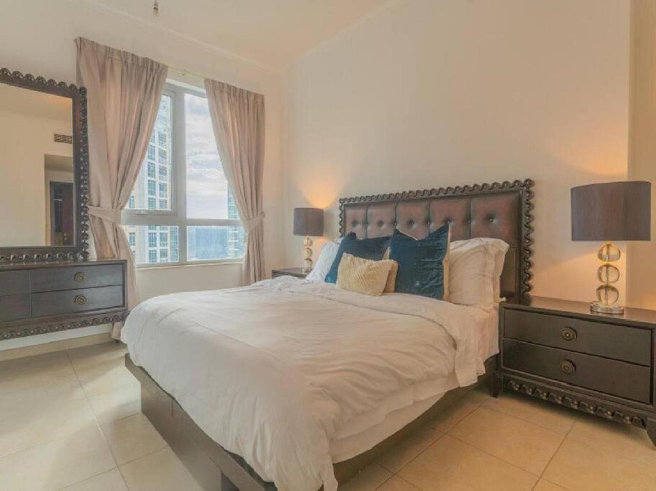 Elegant Overlooking Mall Fountain. Daire Dubai