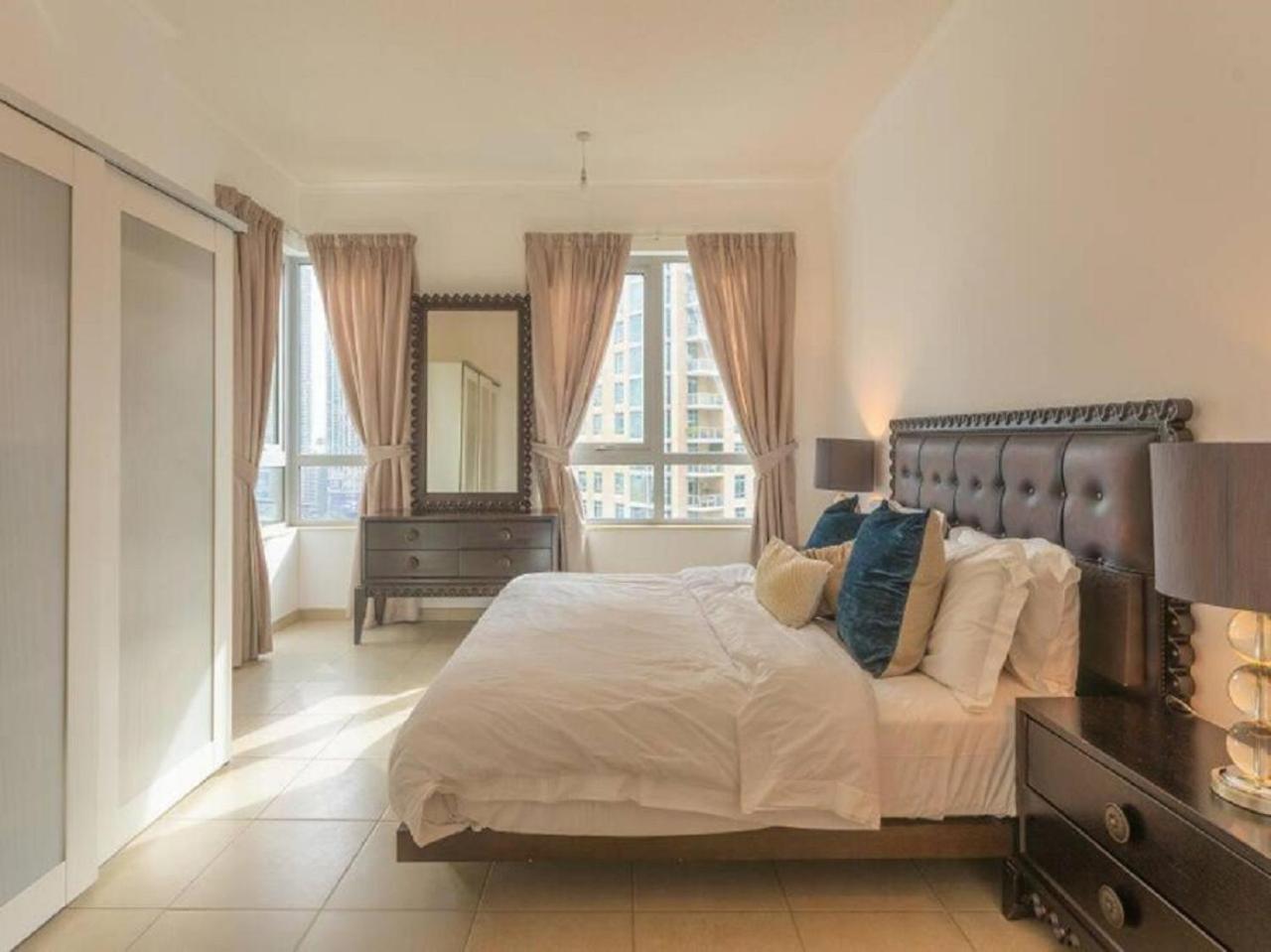 Elegant Overlooking Mall Fountain. Daire Dubai